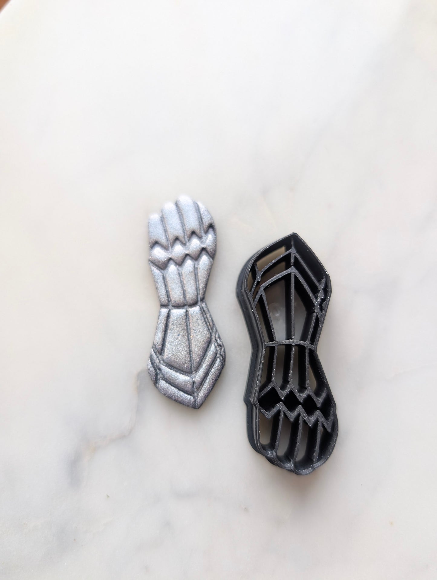 Gauntlet Knight's Gloved Hand Sharp Clay Cutter