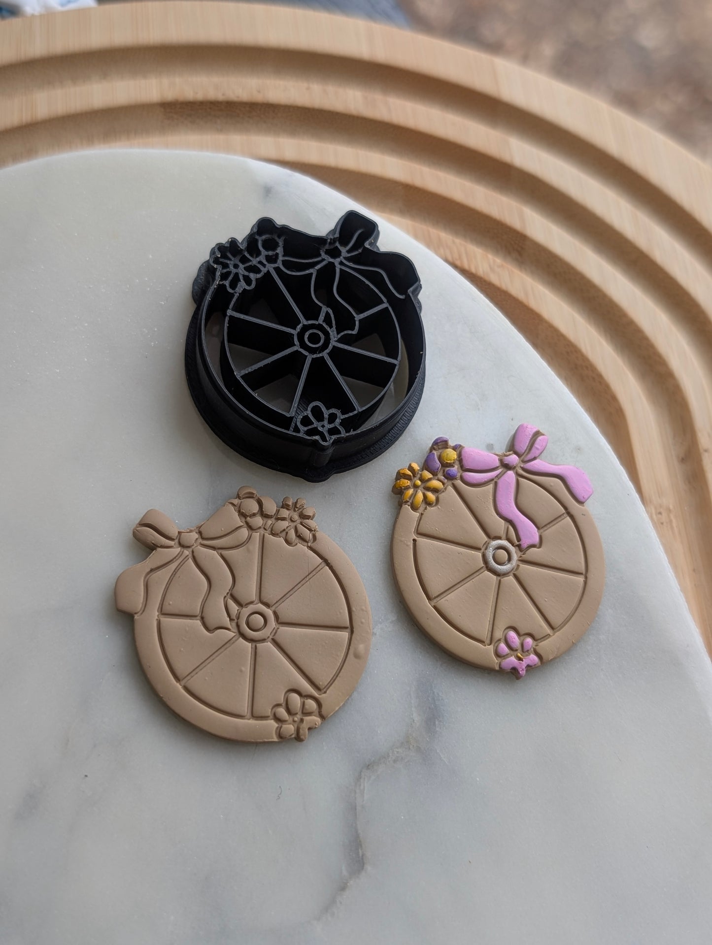 Wagon Wheel with Flowers and Bow Sharp Clay Cutter