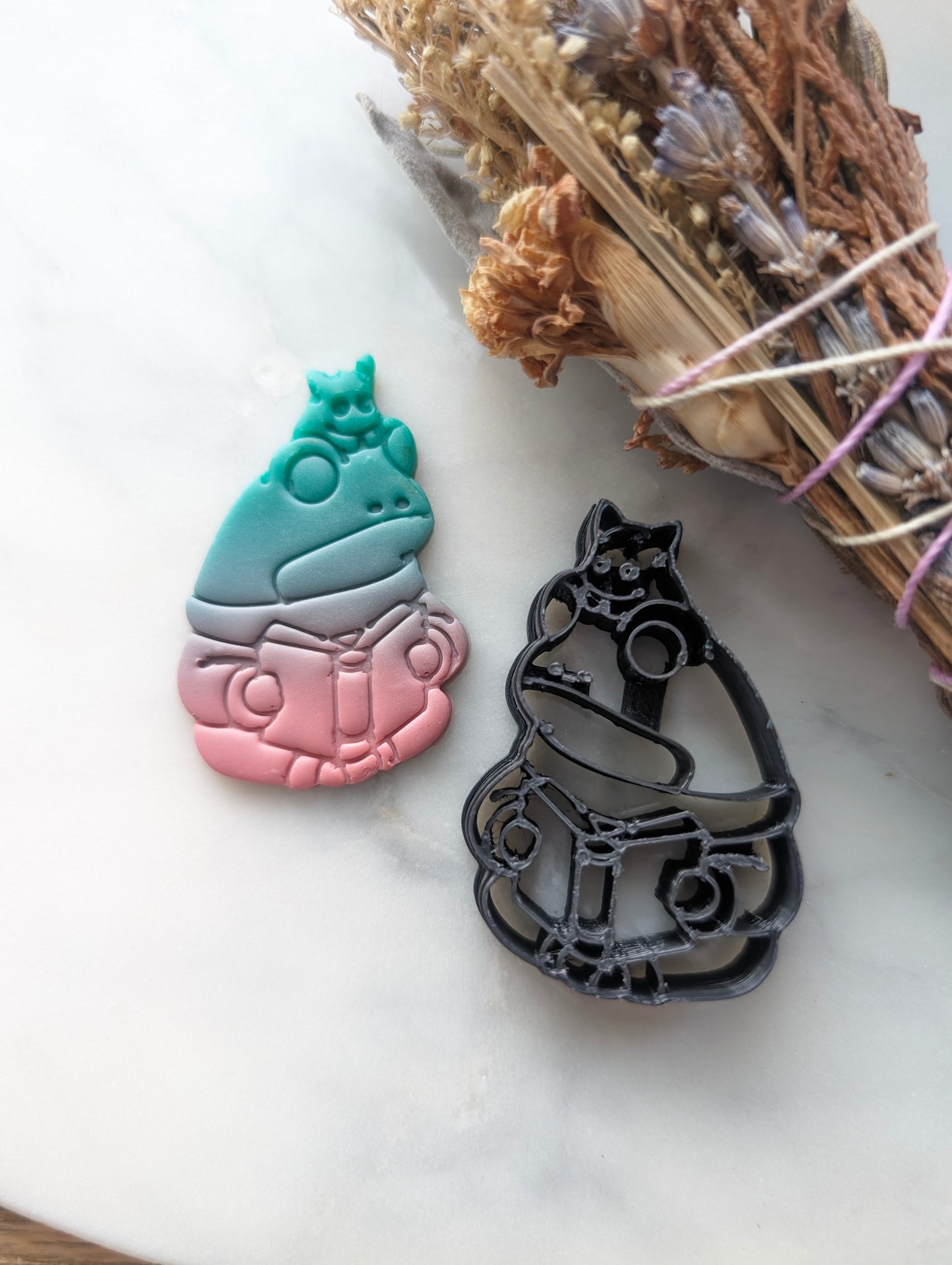 Frog Reading Book with a Pet Embossed Sharp Clay Cutter