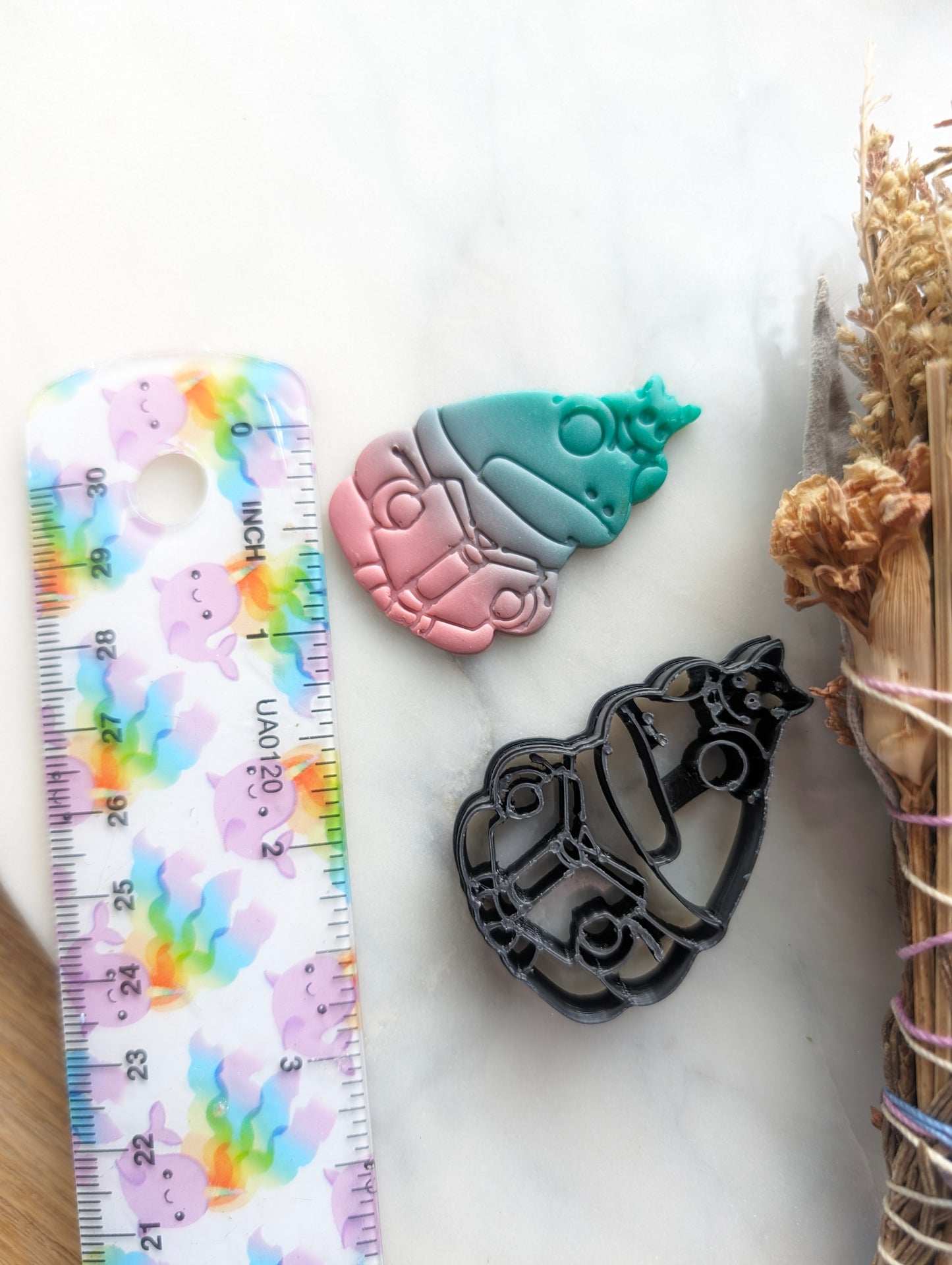 Frog Reading Book with a Pet Embossed Sharp Clay Cutter