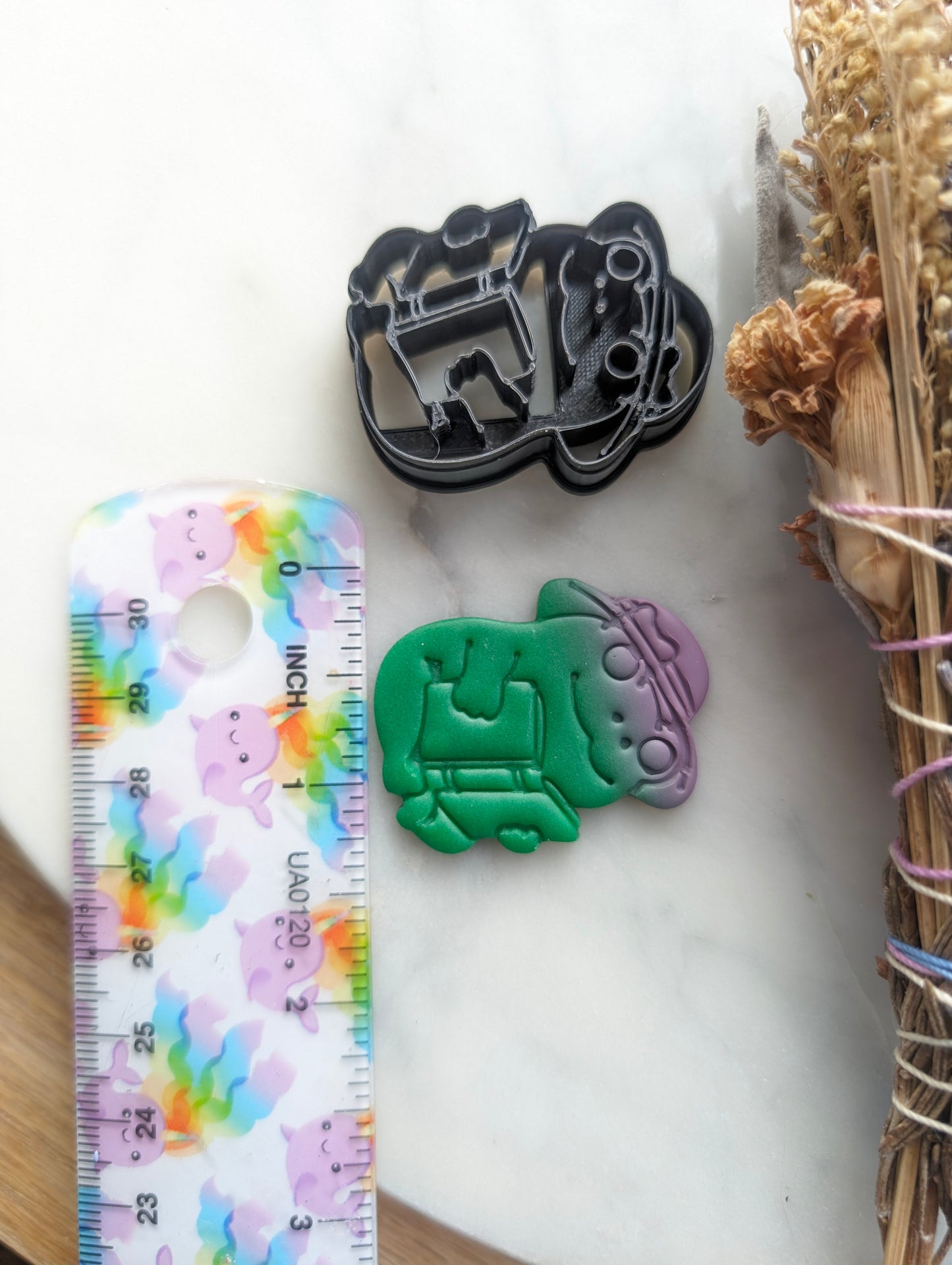 Frog Reading Book in a Hat Embossed Sharp Clay Cutter