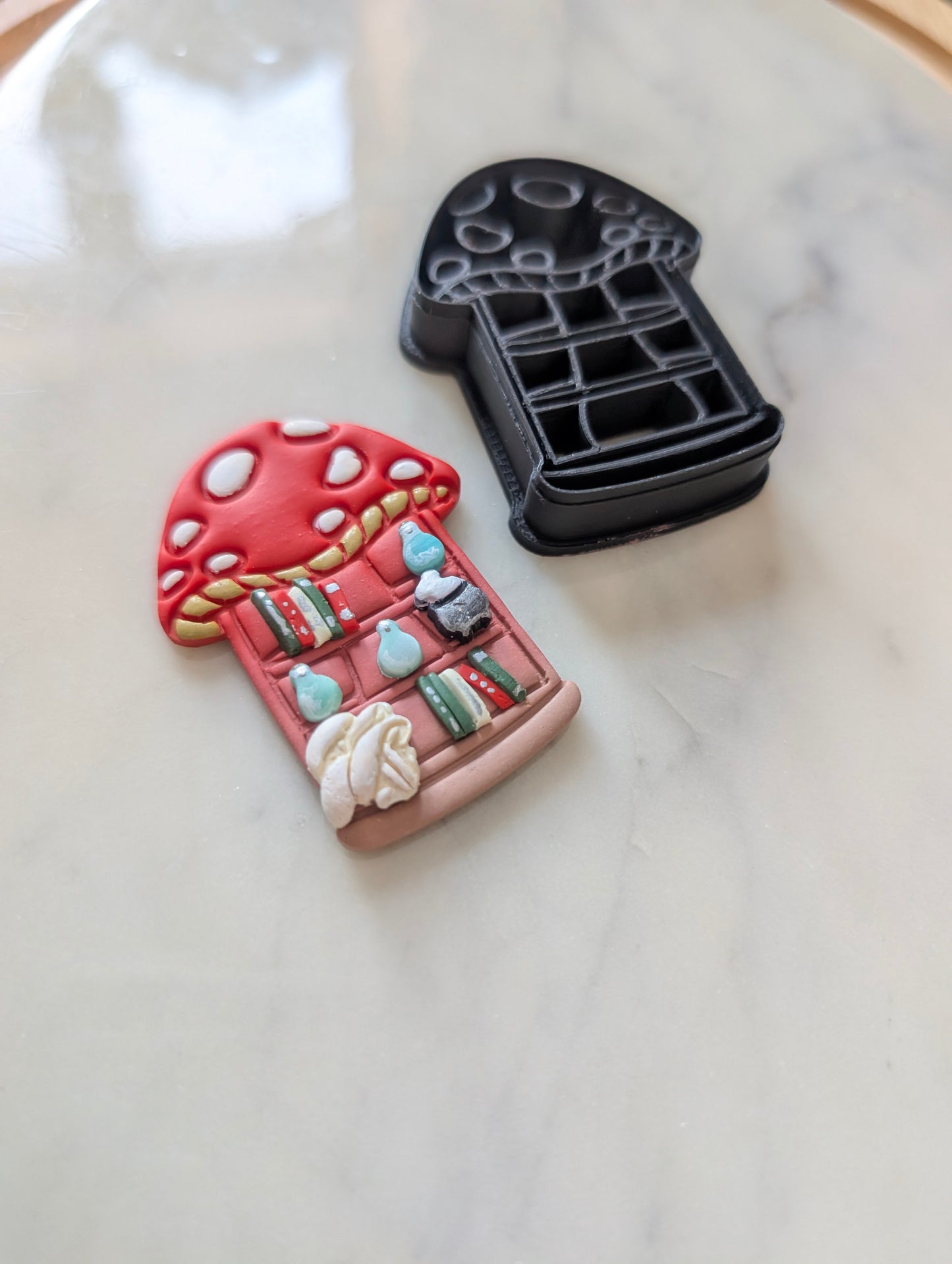 Enclosed Mushroom Shaped Shelf Sharp Clay Cutter