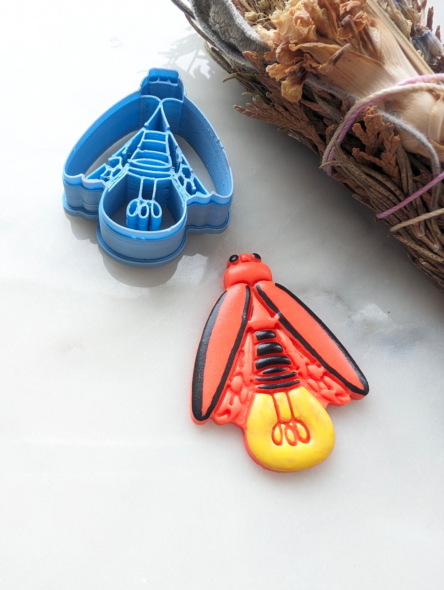 Bulb Butt Lightning Bug Sharp Clay Cutter