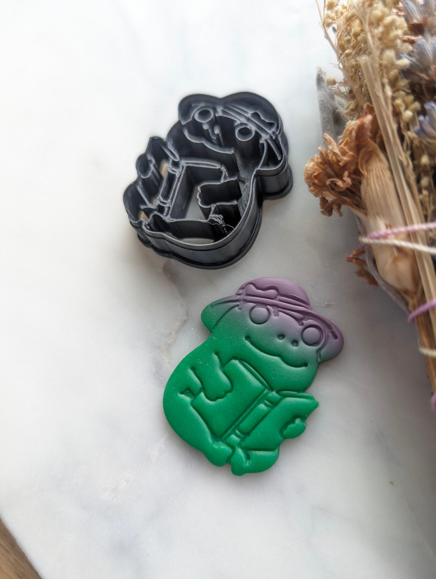 Frog Reading Book in a Hat Embossed Sharp Clay Cutter