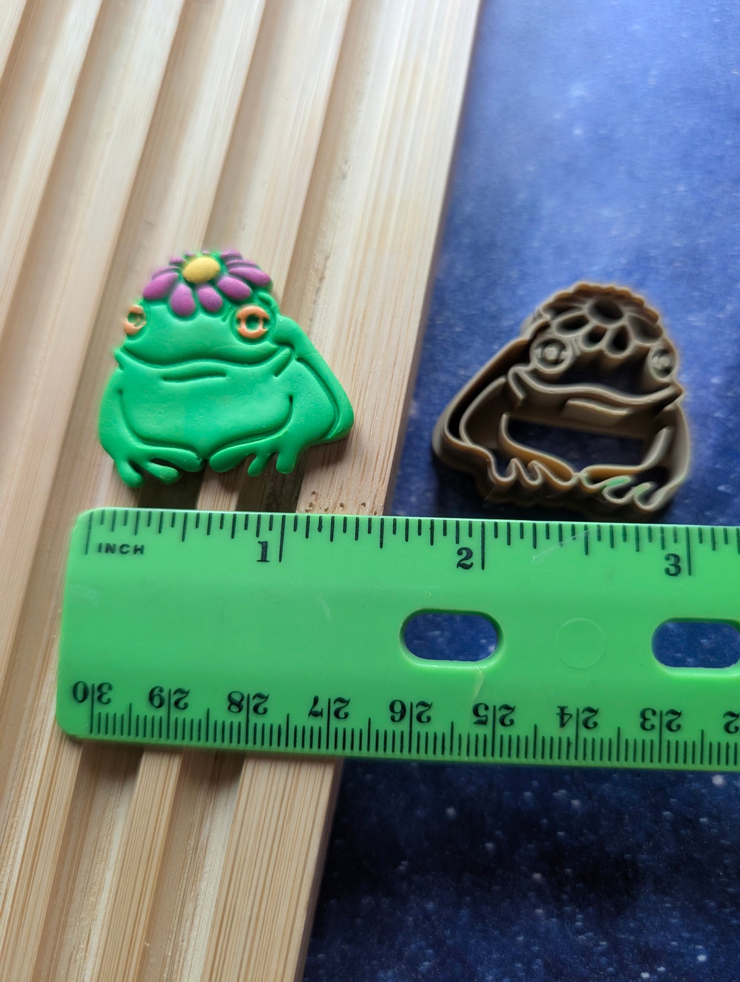 Frog with a Daisy on Their Head Sharp Clay Cutter