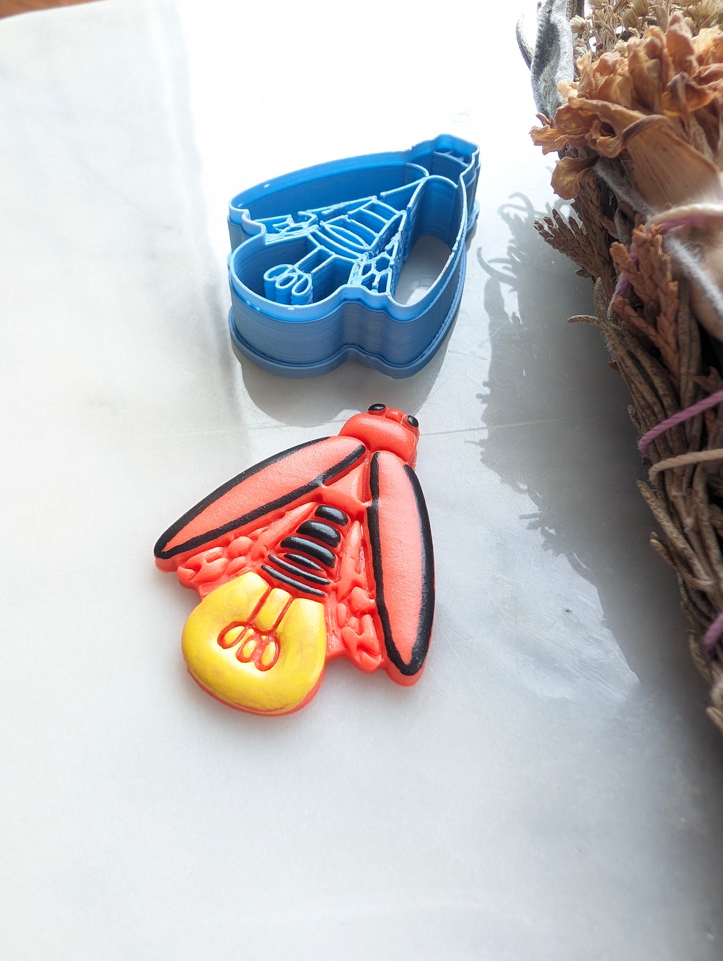Bulb Butt Lightning Bug Sharp Clay Cutter