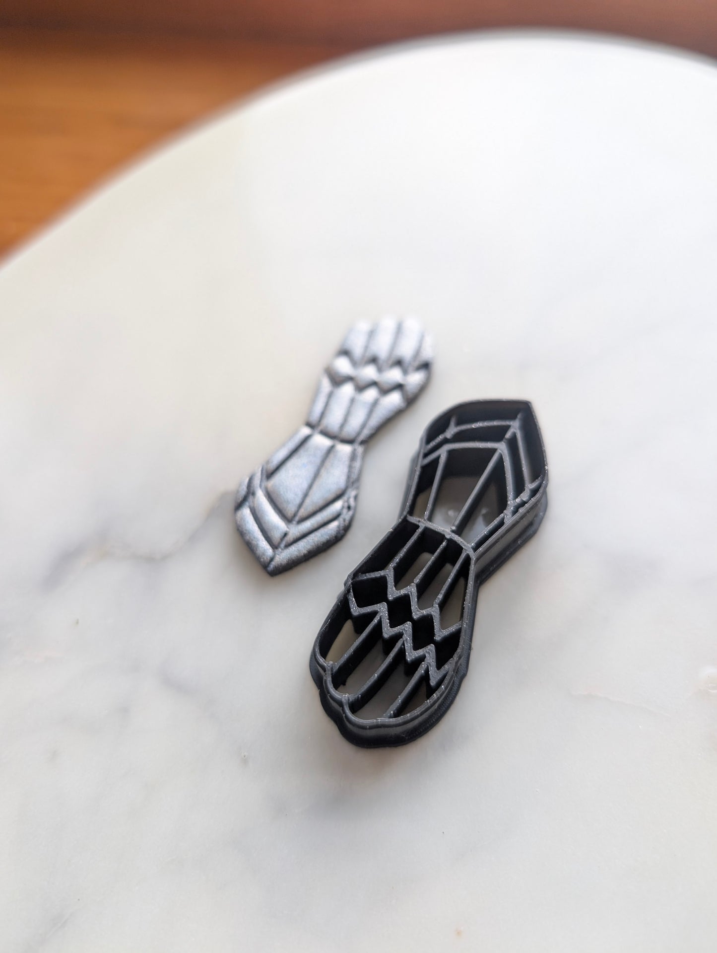 Gauntlet Knight's Gloved Hand Sharp Clay Cutter