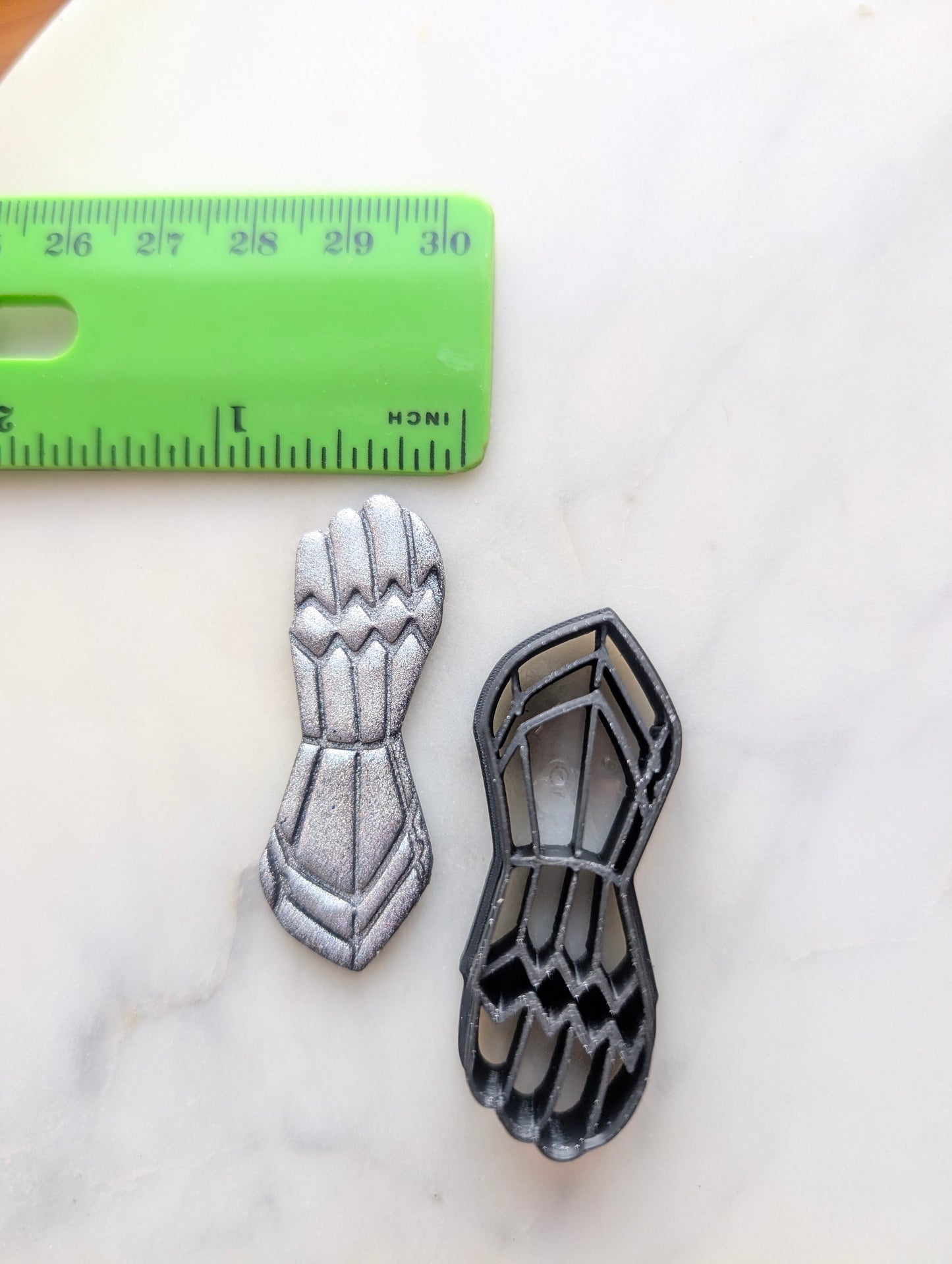 Gauntlet Knight's Gloved Hand Sharp Clay Cutter