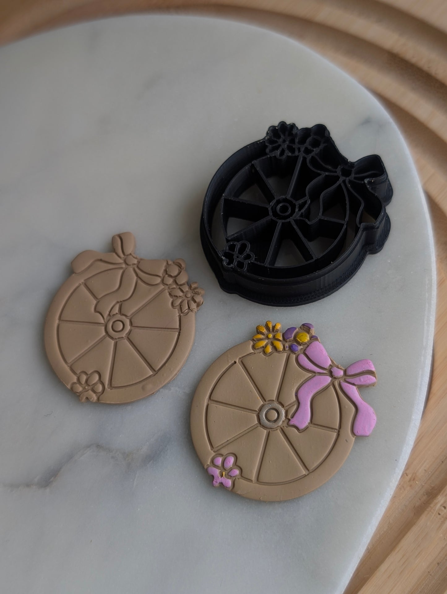 Wagon Wheel with Flowers and Bow Sharp Clay Cutter