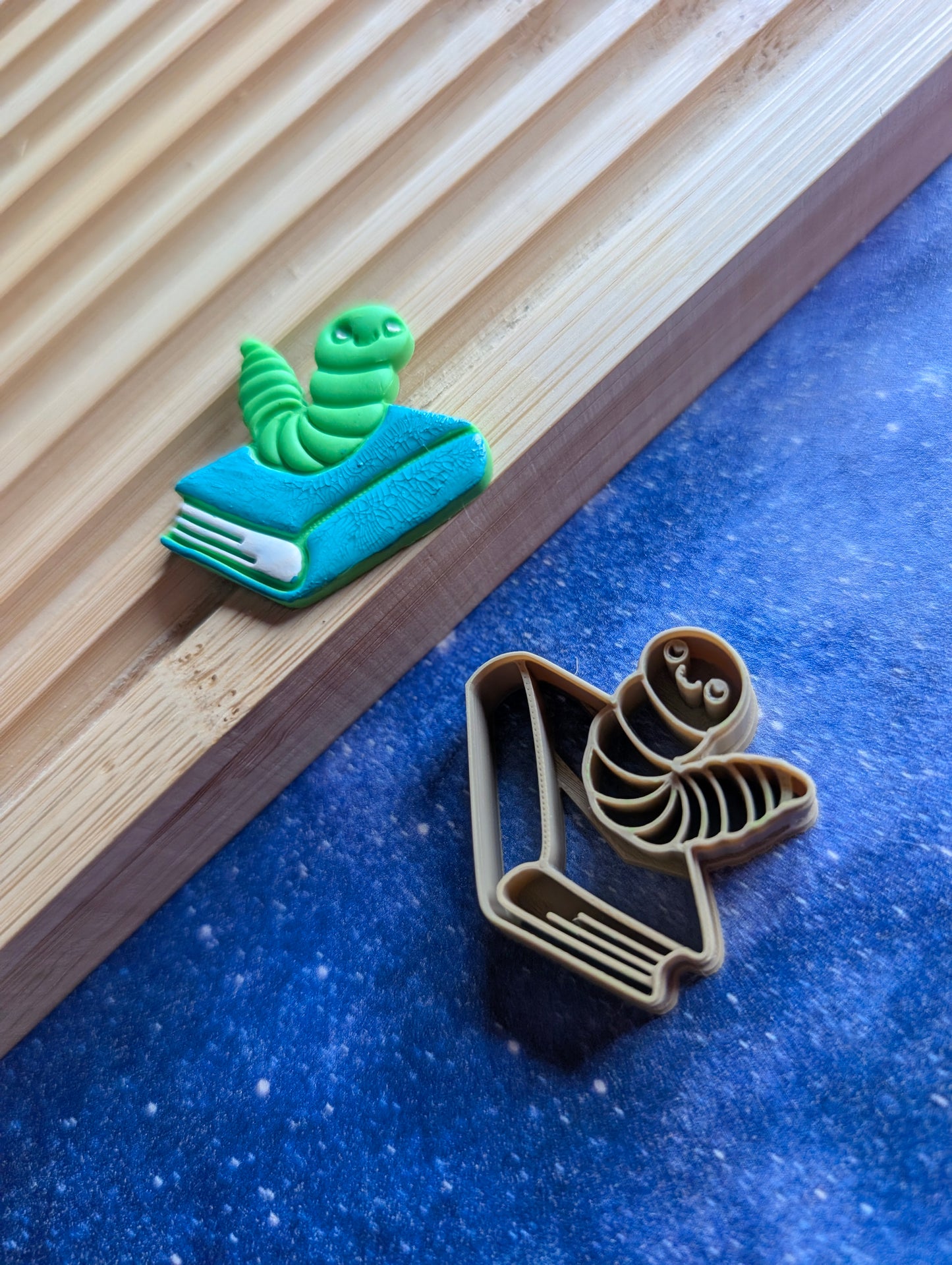 Bookworm Sharp Clay Cutter