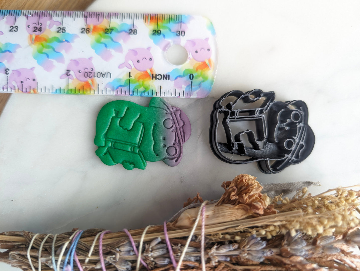 Frog Reading Book in a Hat Embossed Sharp Clay Cutter
