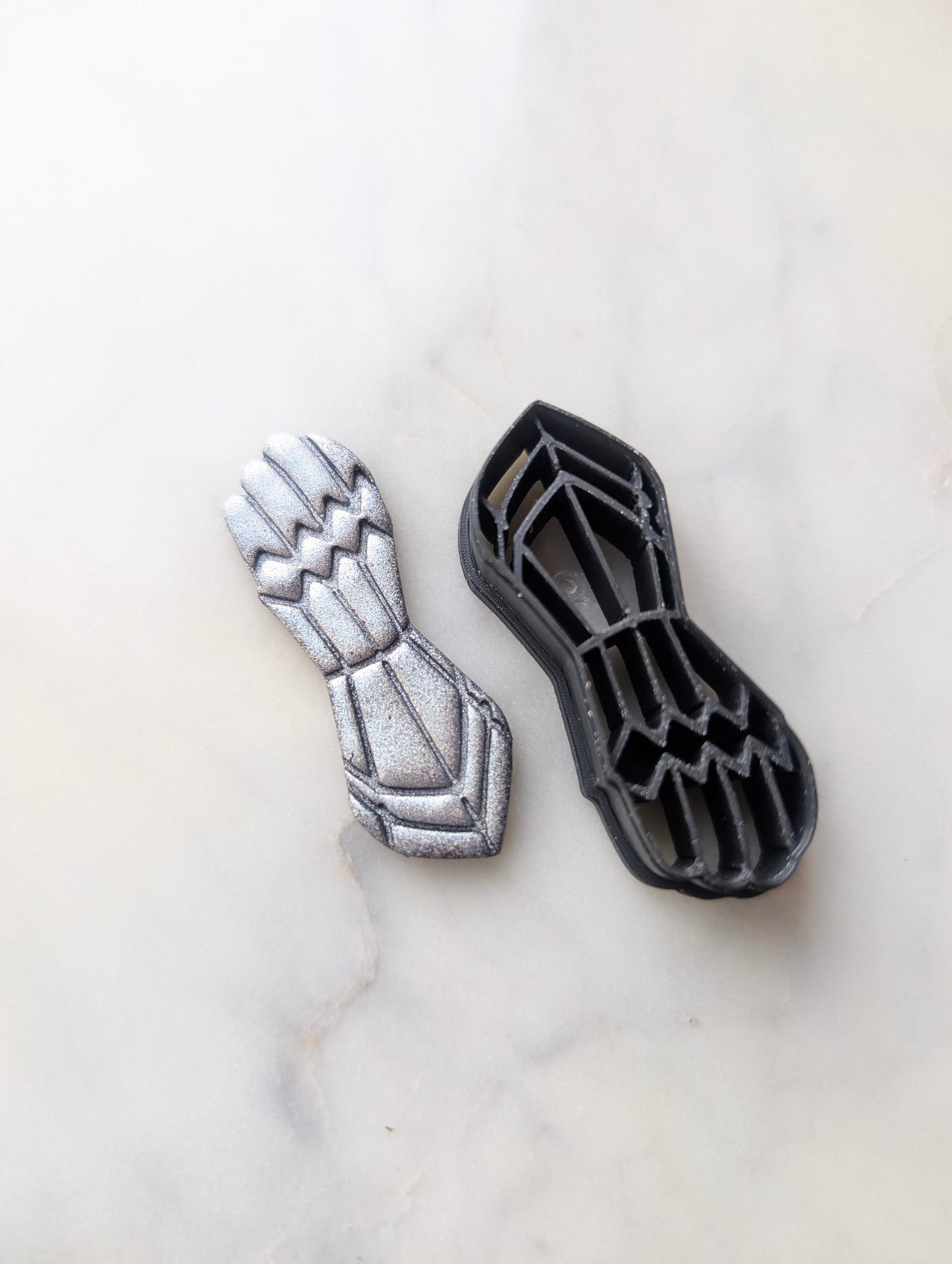 Gauntlet Knight's Gloved Hand Sharp Clay Cutter