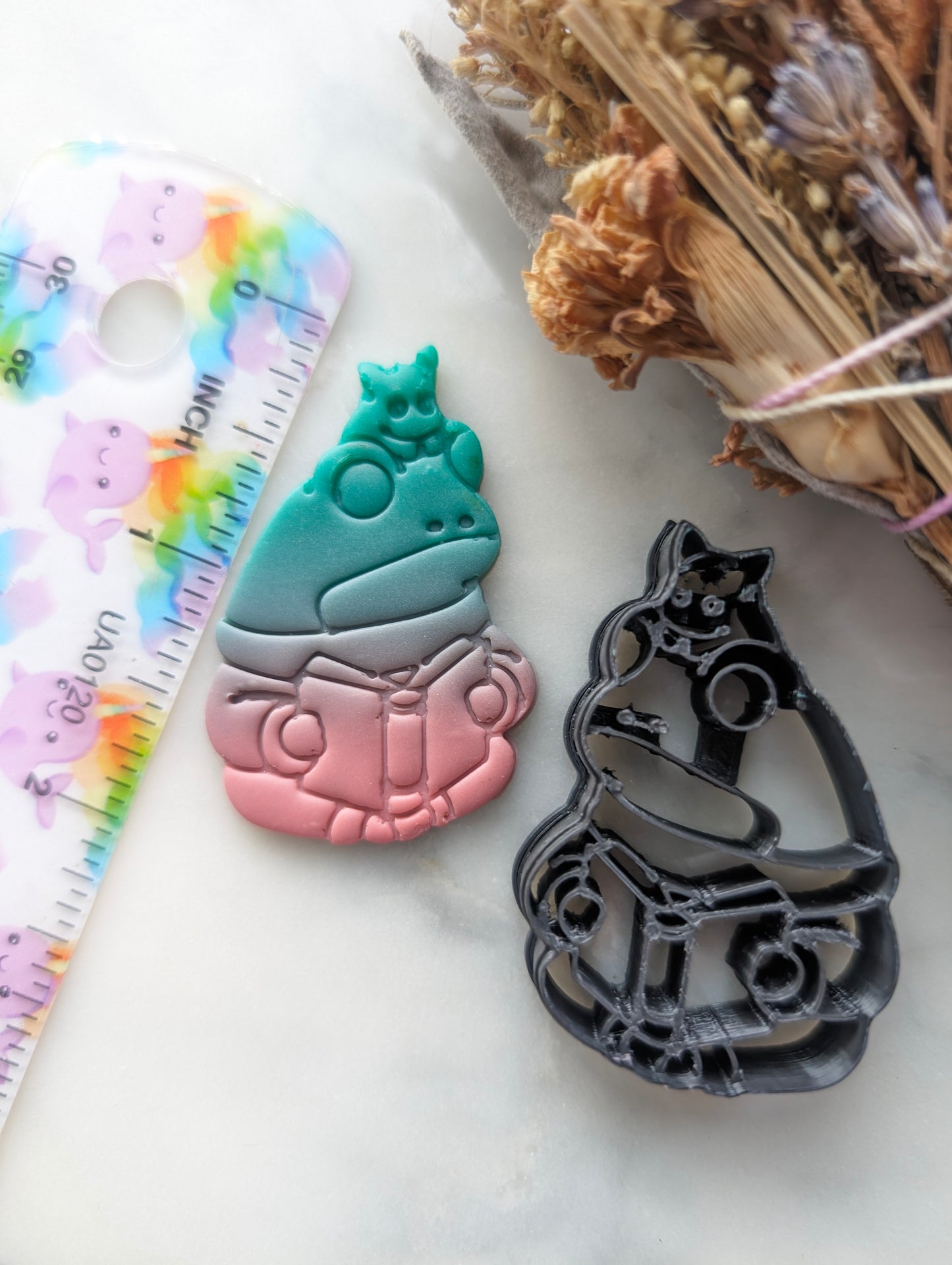 Frog Reading Book with a Pet Embossed Sharp Clay Cutter