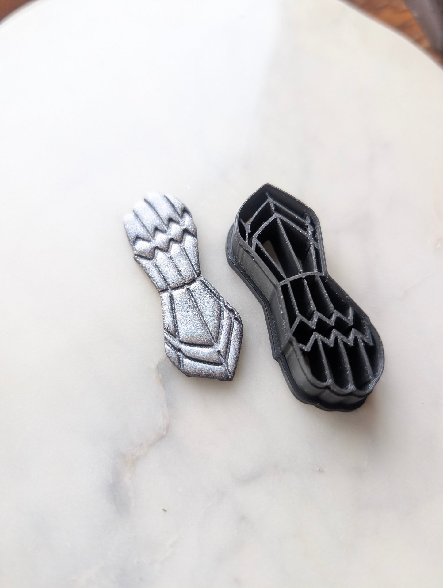 Gauntlet Knight's Gloved Hand Sharp Clay Cutter