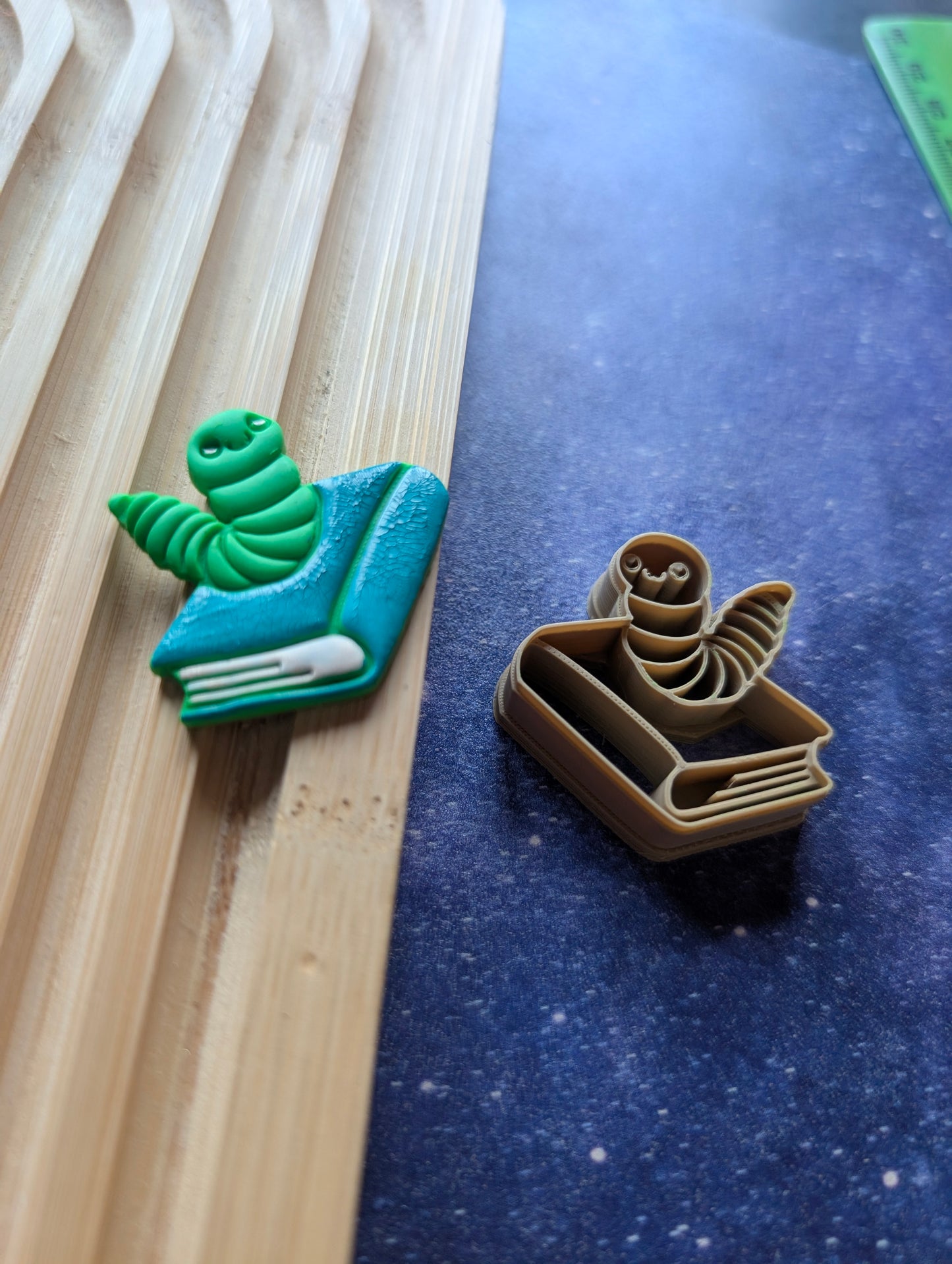 Bookworm Sharp Clay Cutter