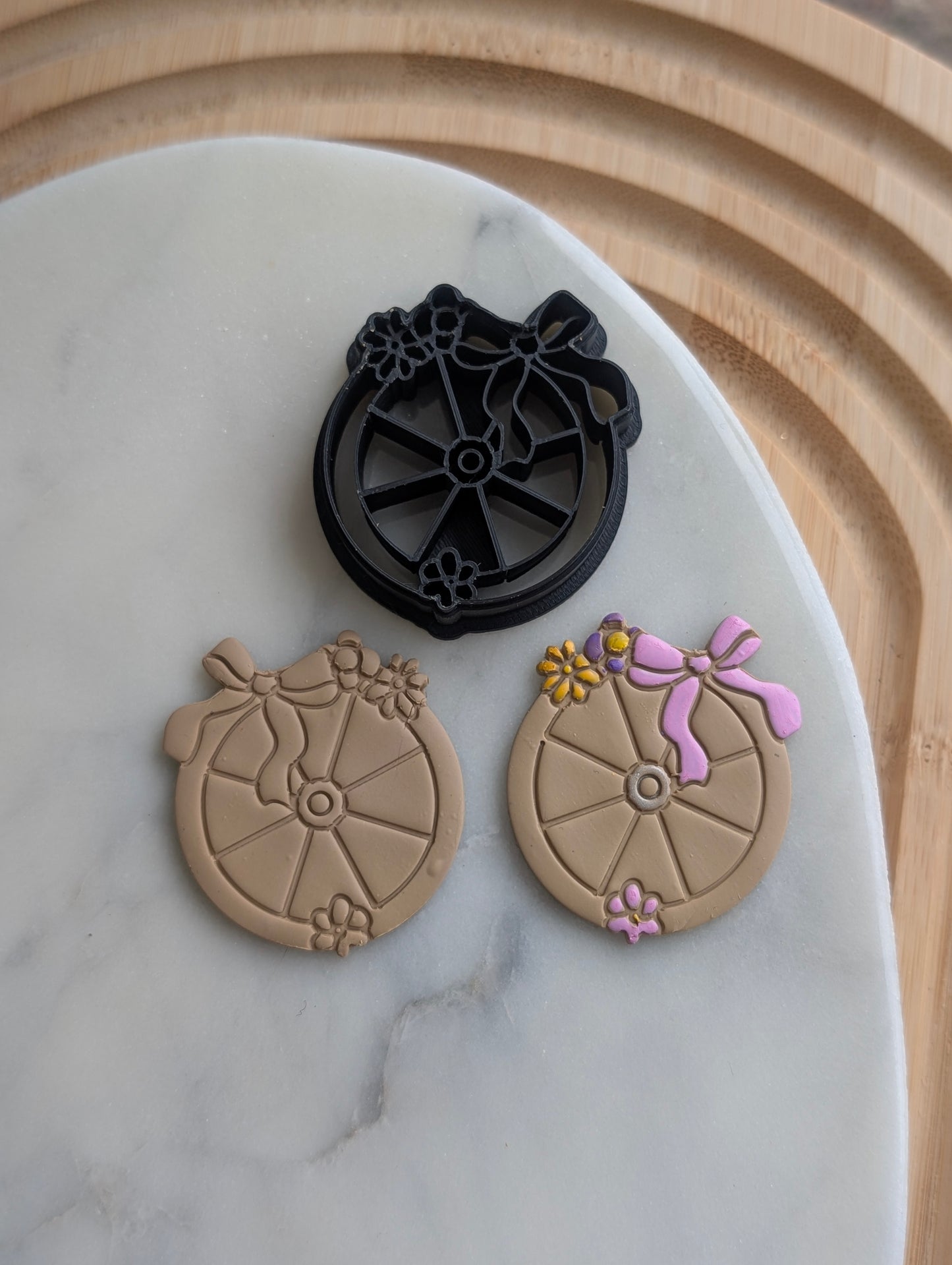 Wagon Wheel with Flowers and Bow Sharp Clay Cutter