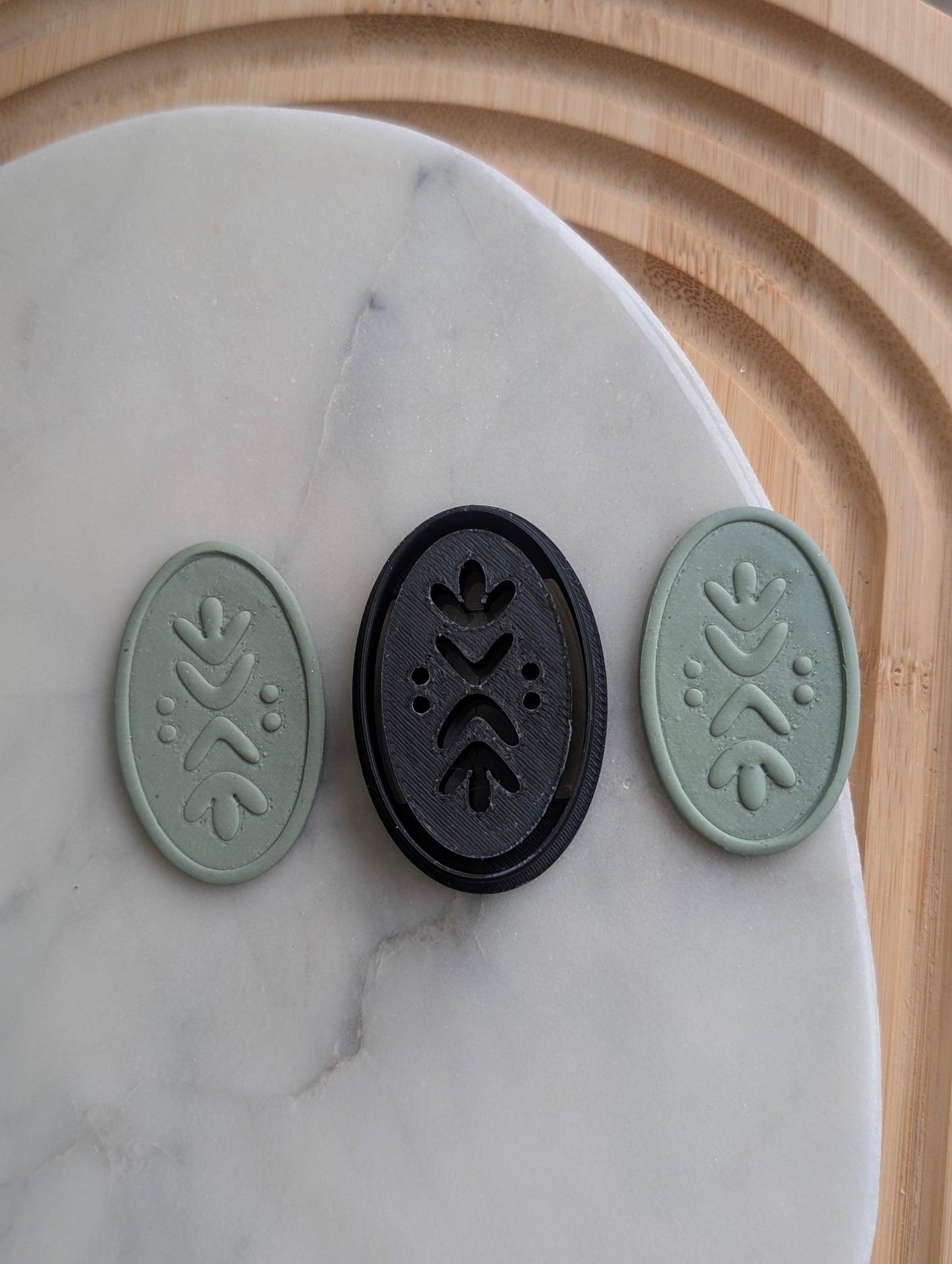 Puffy Oval Border with Four Dots and Leaves Sharp Clay Cutter