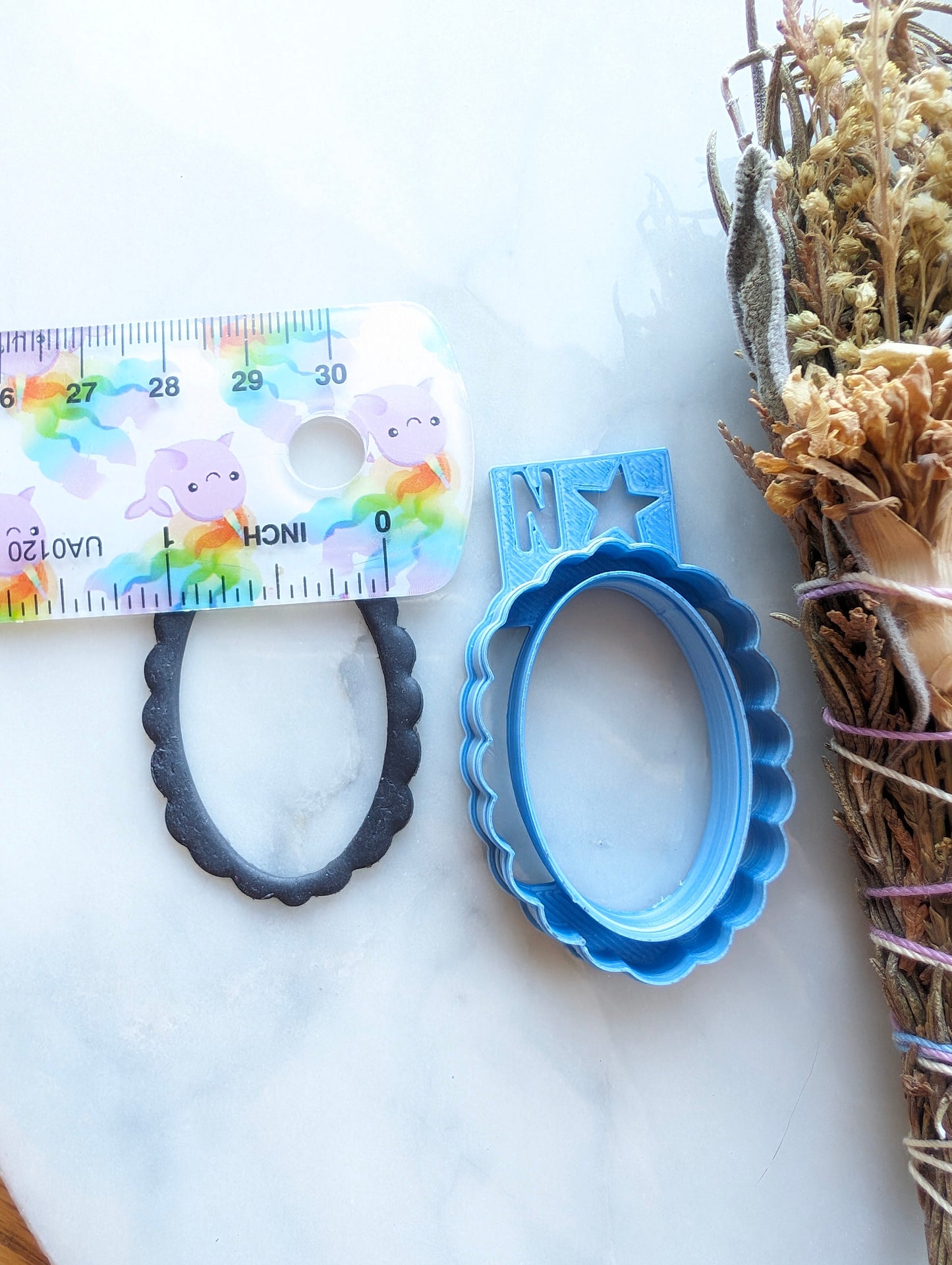 Scalloped Oval Frame with Cutout Sharp Clay Cutter