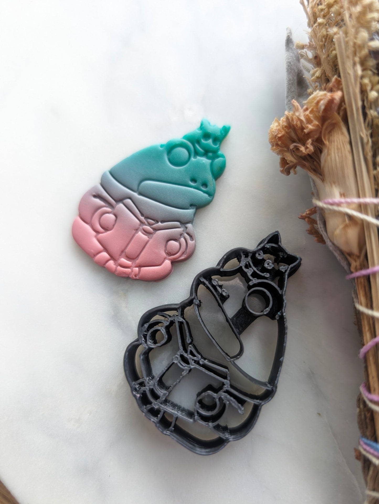 Frog Reading Book with a Pet Embossed Sharp Clay Cutter