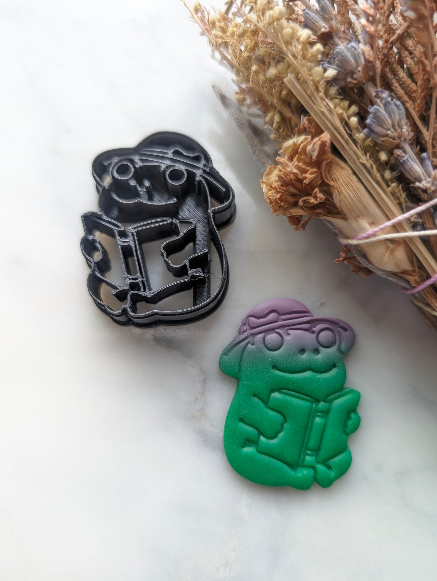Frog Reading Book in a Hat Embossed Sharp Clay Cutter