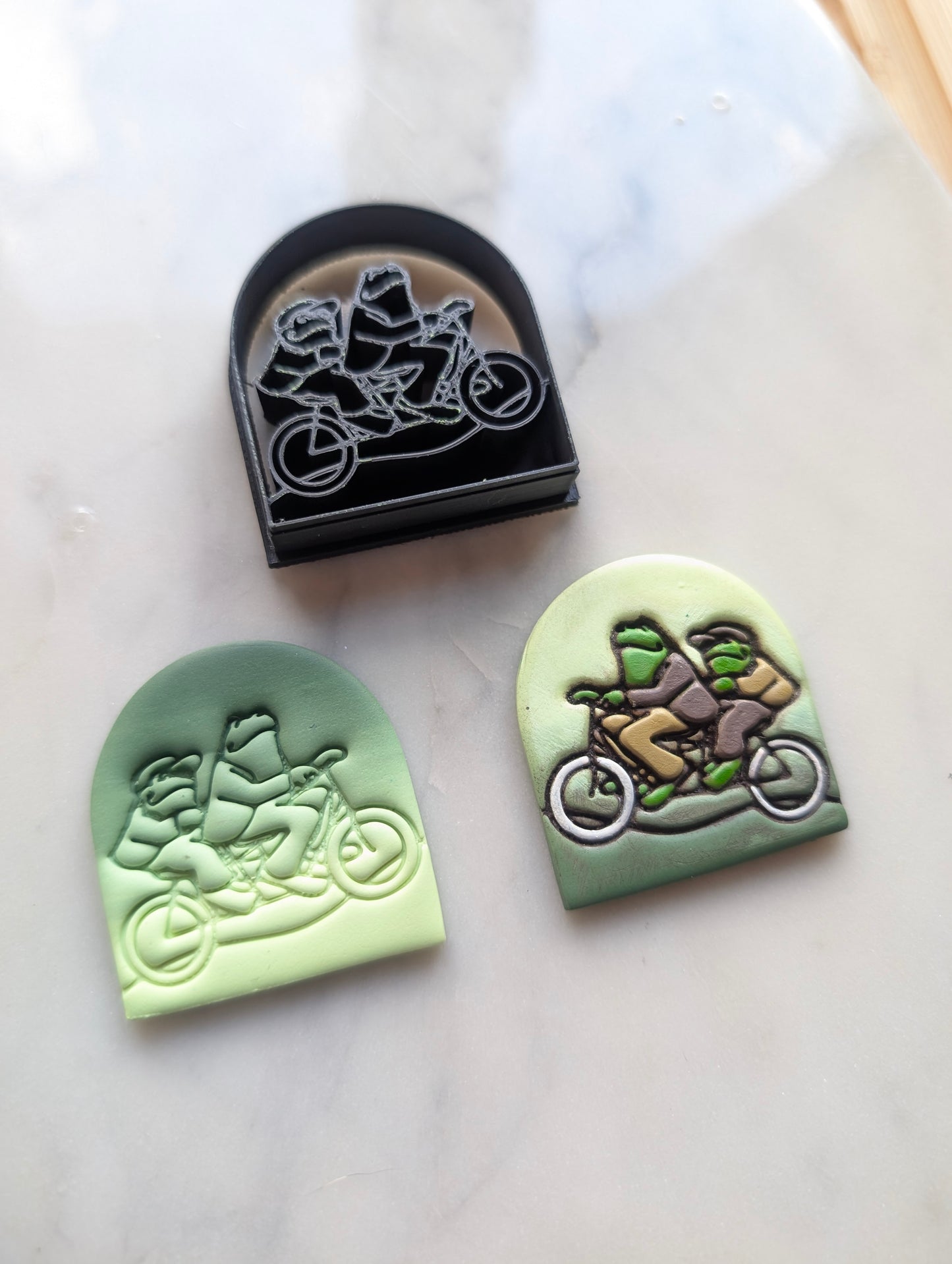 Two Frogs Riding a Bicycle Sharp Clay Cutter