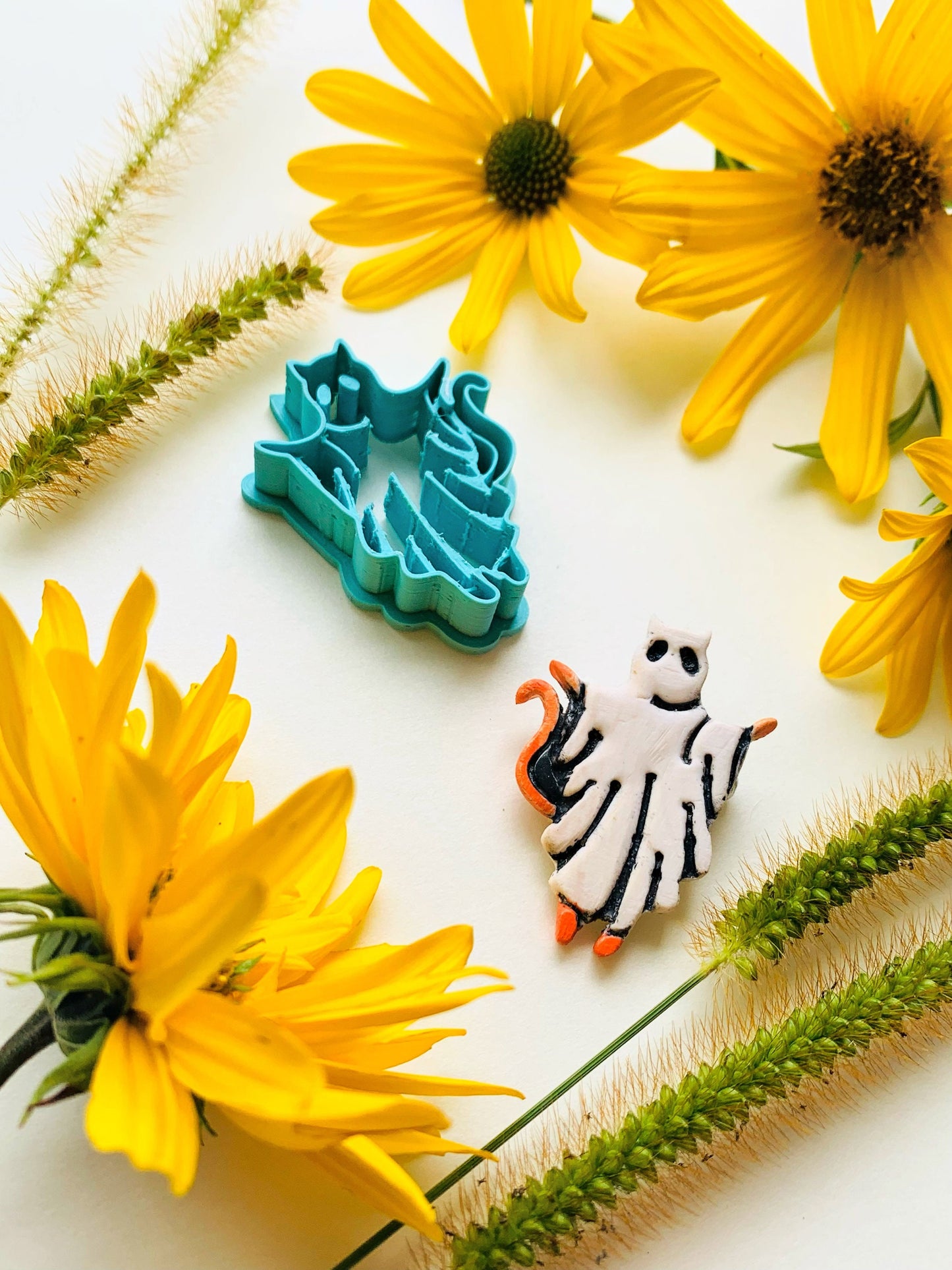 Ghost Cat in a Sheet - Embossed Sharp Clay Cutter