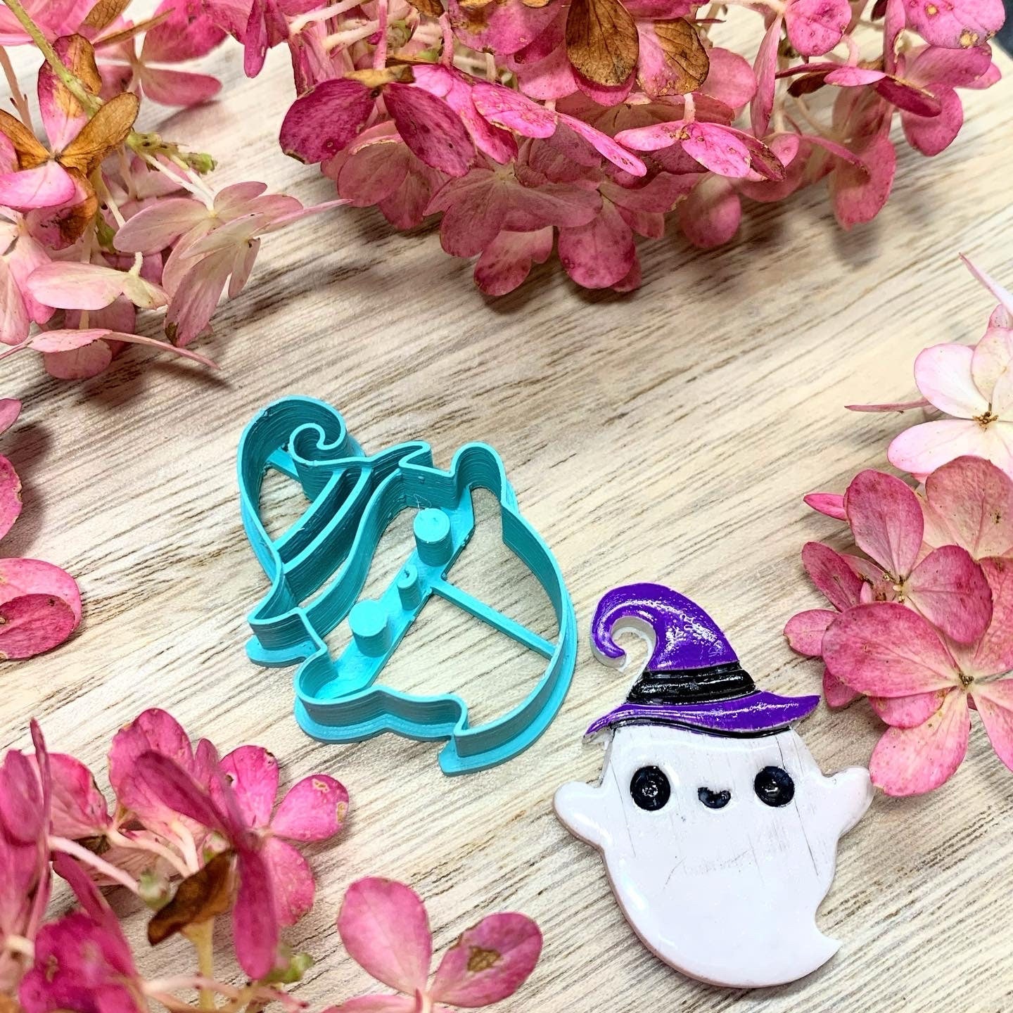 Witch Hat Ghost - Embossed Sharp Clay Cutter