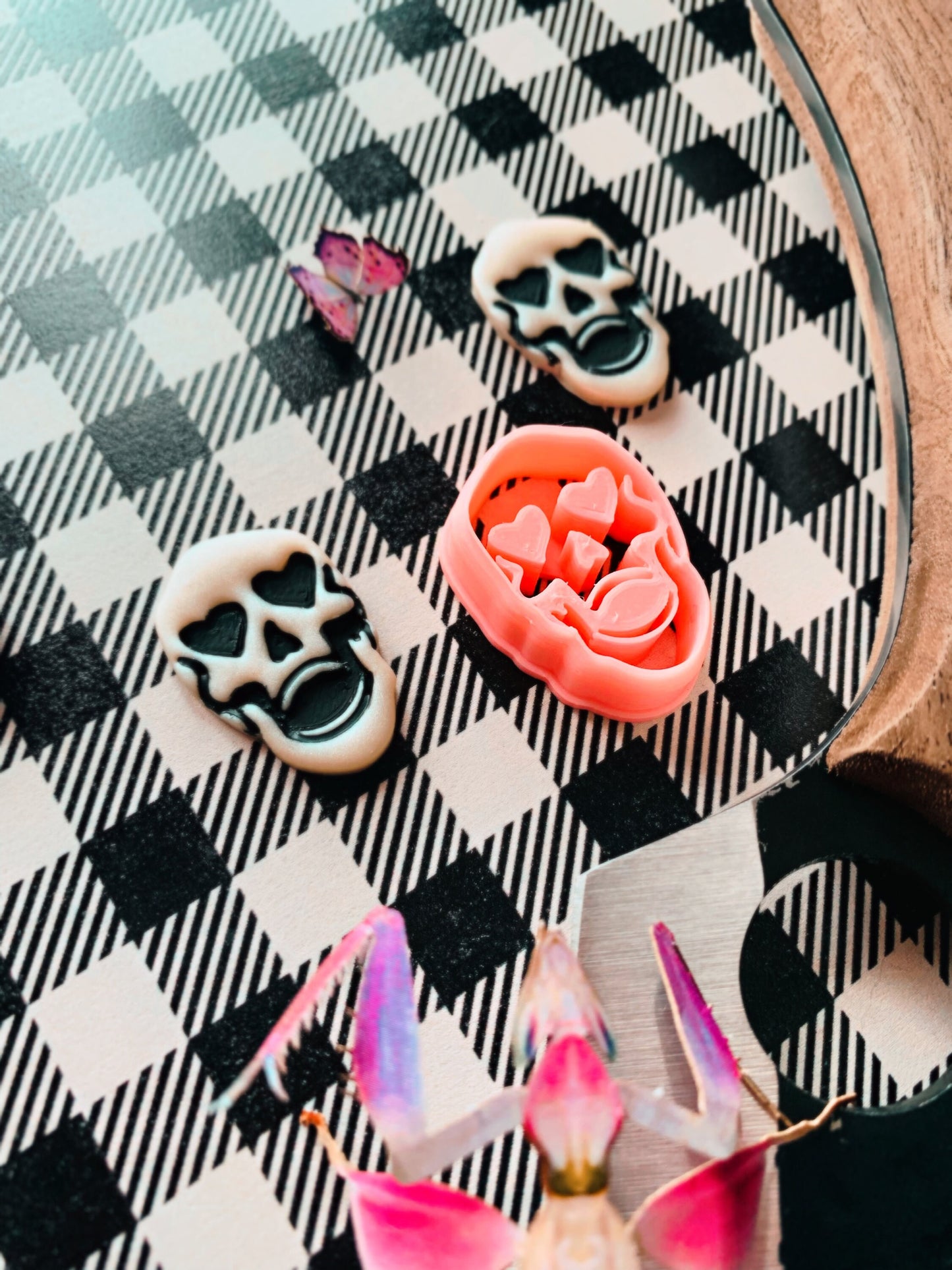 Skull with Heart Eyes Sharp Clay Cutter