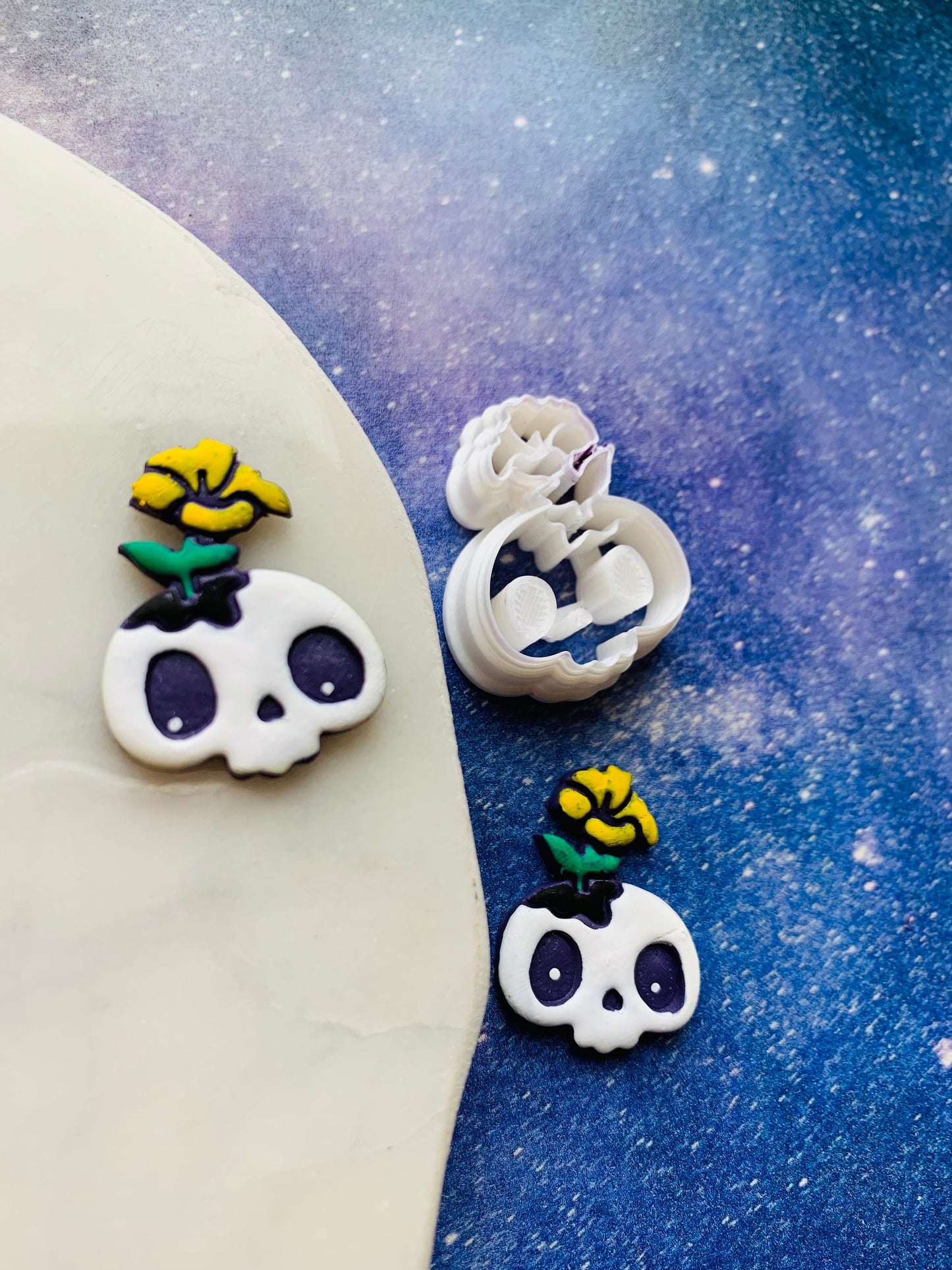 Small Broken Chibi Skull with Flower - Embossed Sharp Clay Cutter