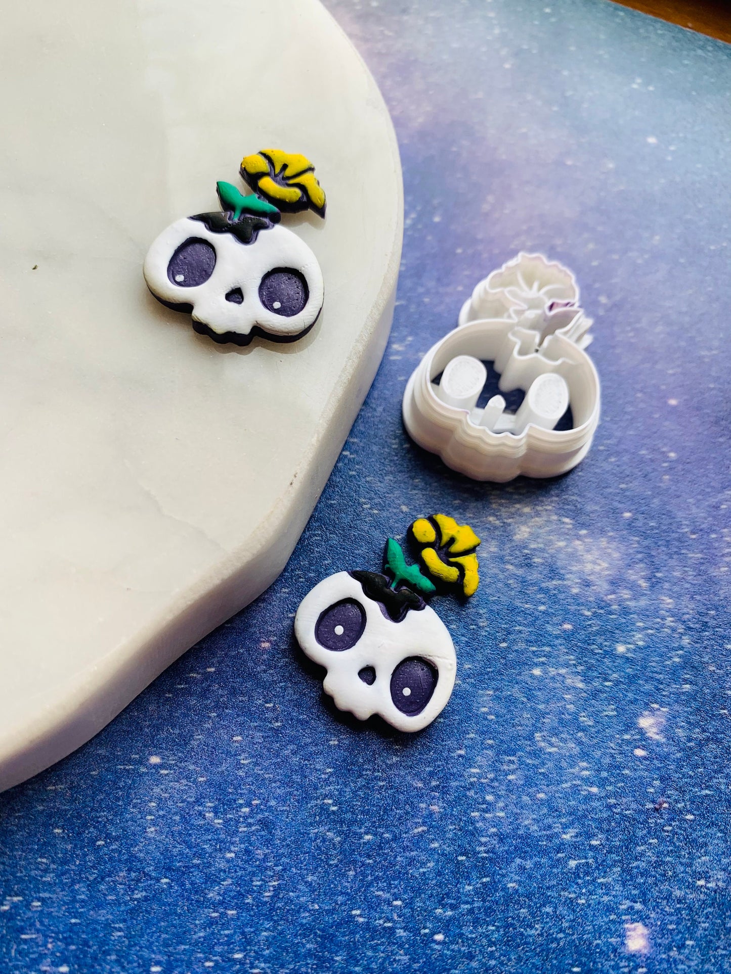 Small Broken Chibi Skull with Flower - Embossed Sharp Clay Cutter