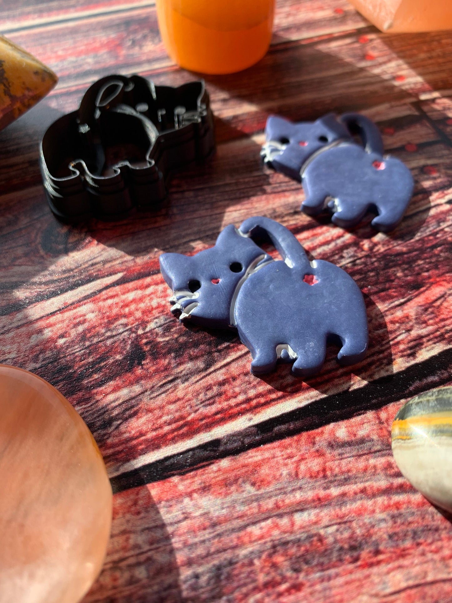 Cat Looking Back and Showing Butthole - Embossed Sharp Clay Cutter