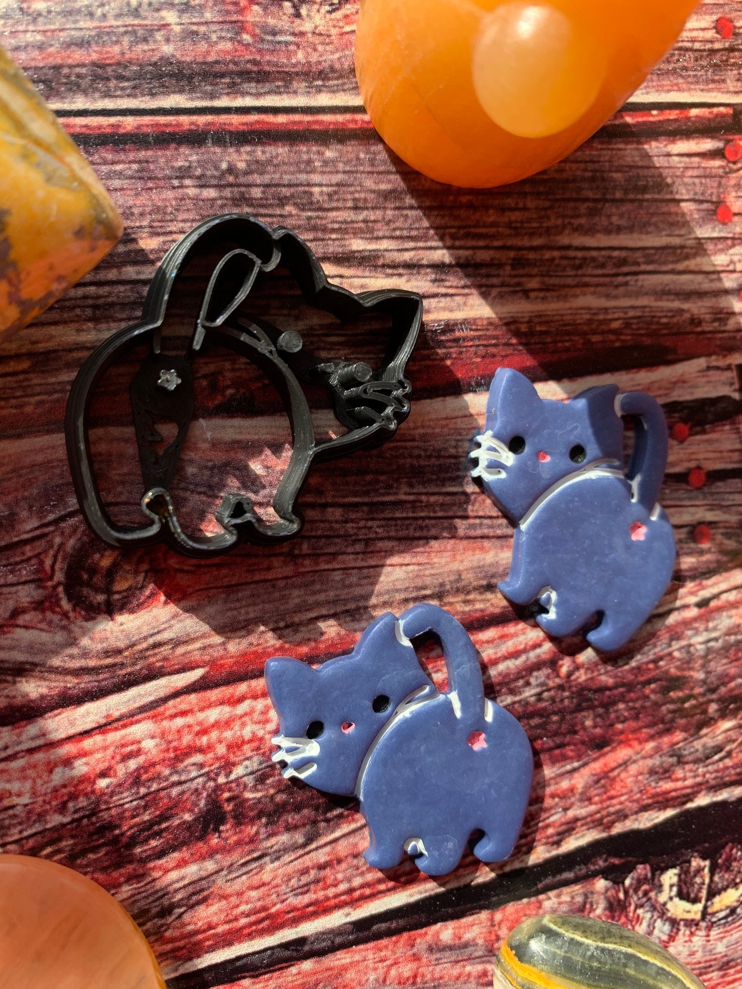 Cat Looking Back and Showing Butthole - Embossed Sharp Clay Cutter