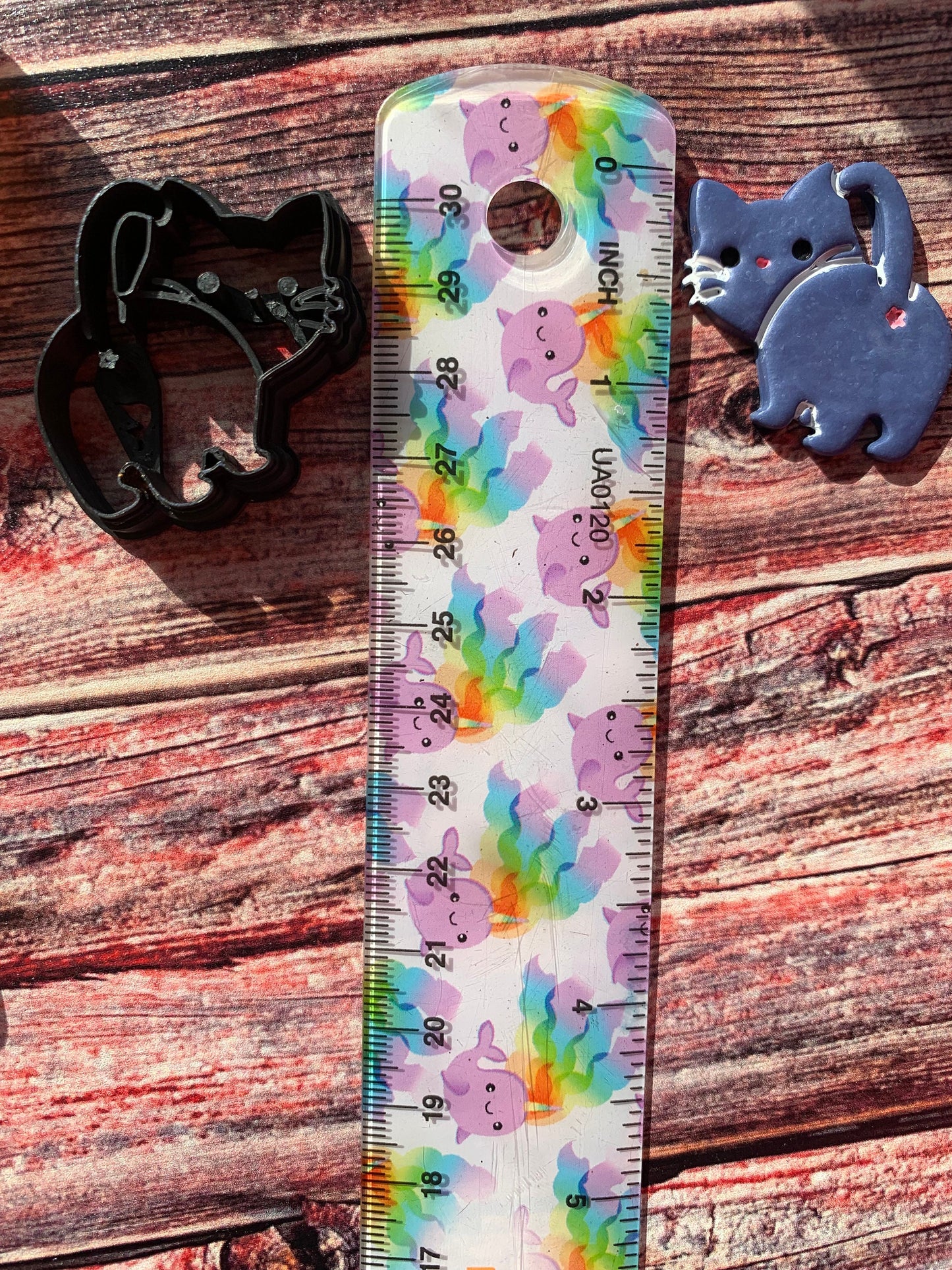 Cat Looking Back and Showing Butthole - Embossed Sharp Clay Cutter