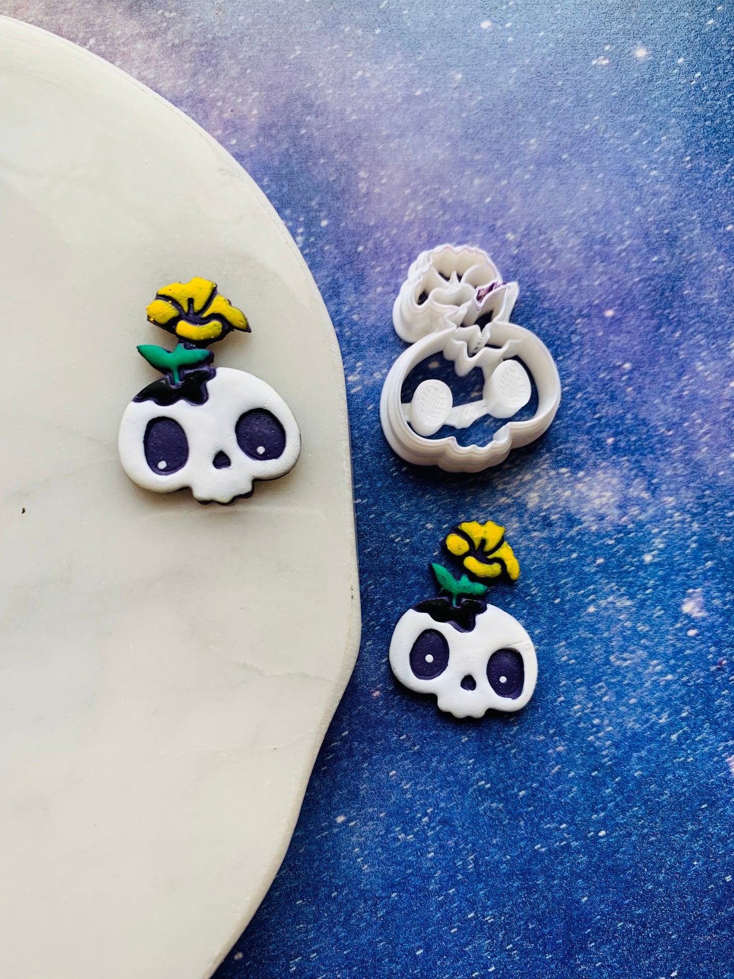 Small Broken Chibi Skull with Flower - Embossed Sharp Clay Cutter