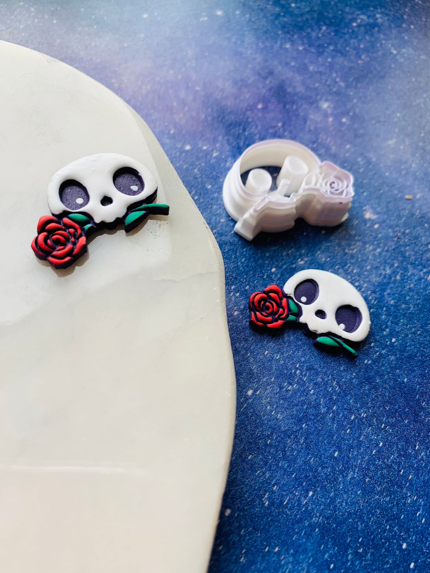 Small Chibi Skull with Rose - Embossed Sharp Clay Cutter