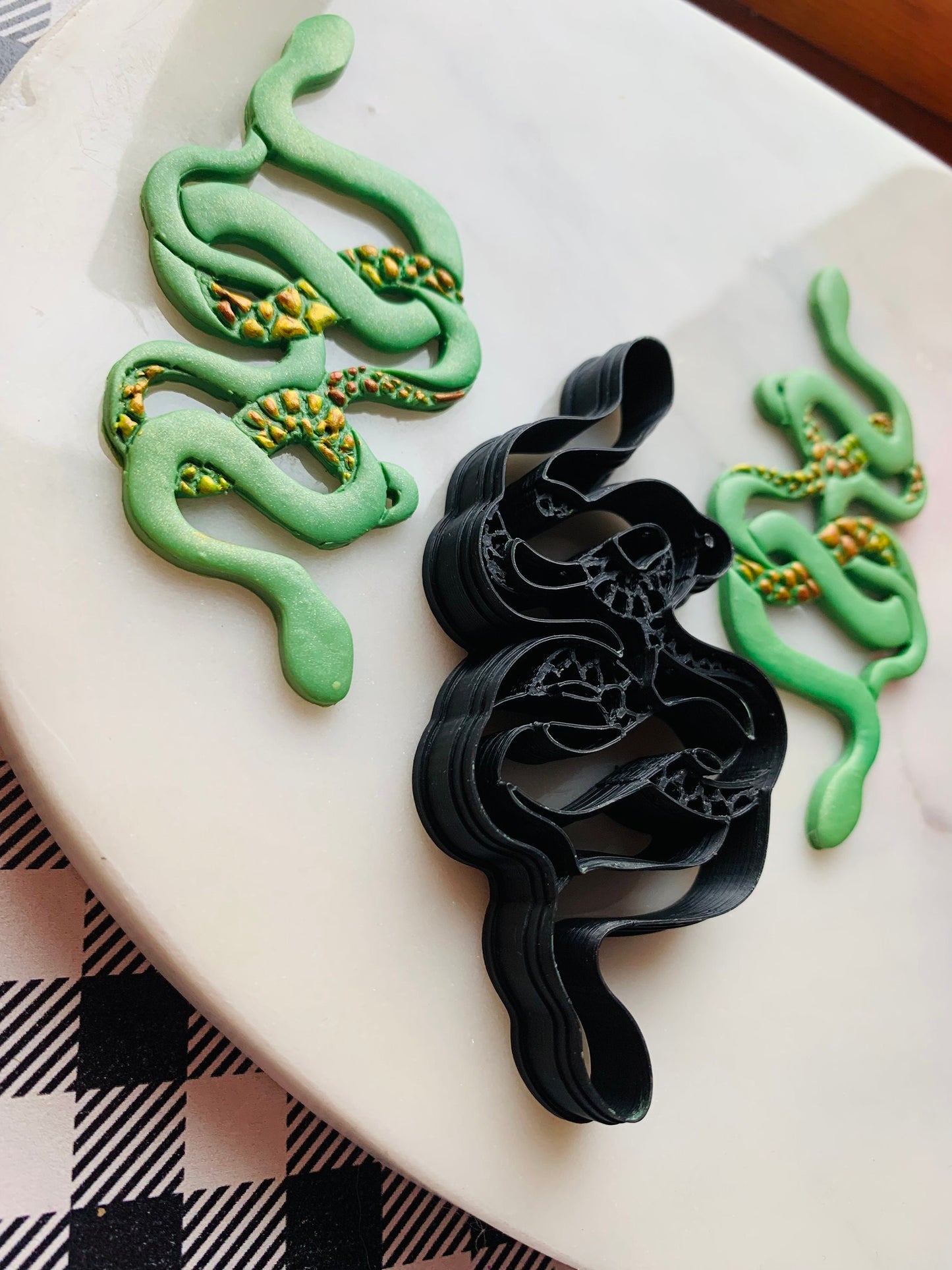 Large Intertwined Double Snakes - Embossed Sharp Clay Cutter