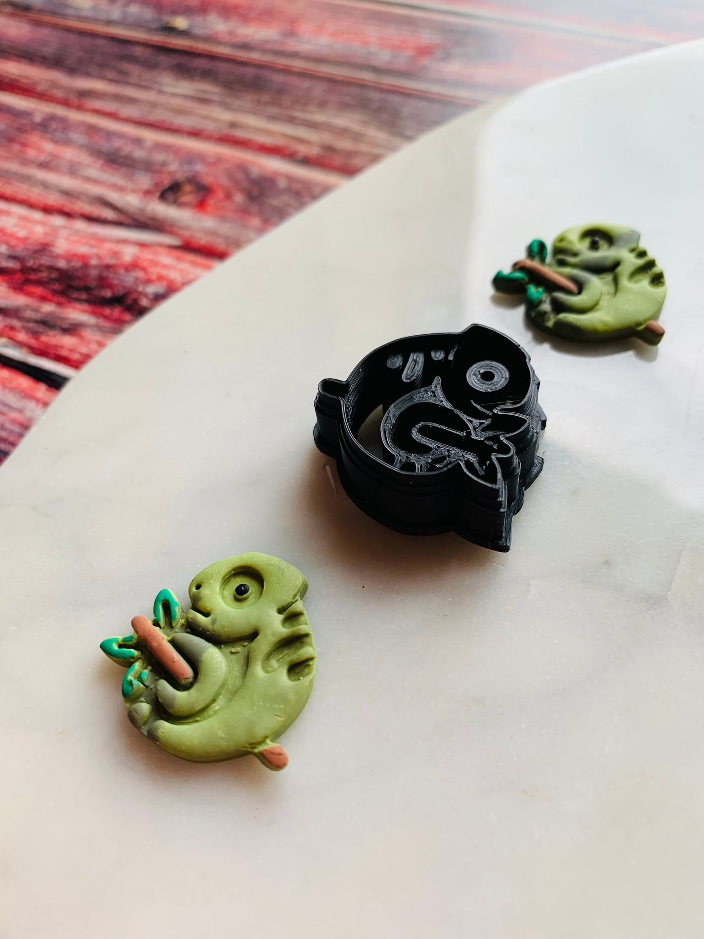 Chameleon Lizard 25mm Round Animal Oversized Stud Earring - Sharp Polymer Clay Cutter with Detailed Lines