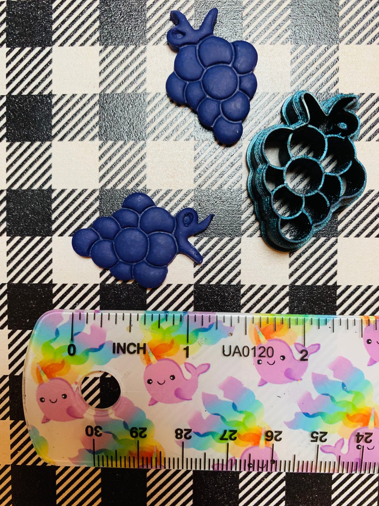 Bunch of Grapes, Earring Sized - Sharp Polymer Clay Cutter with Etching Details