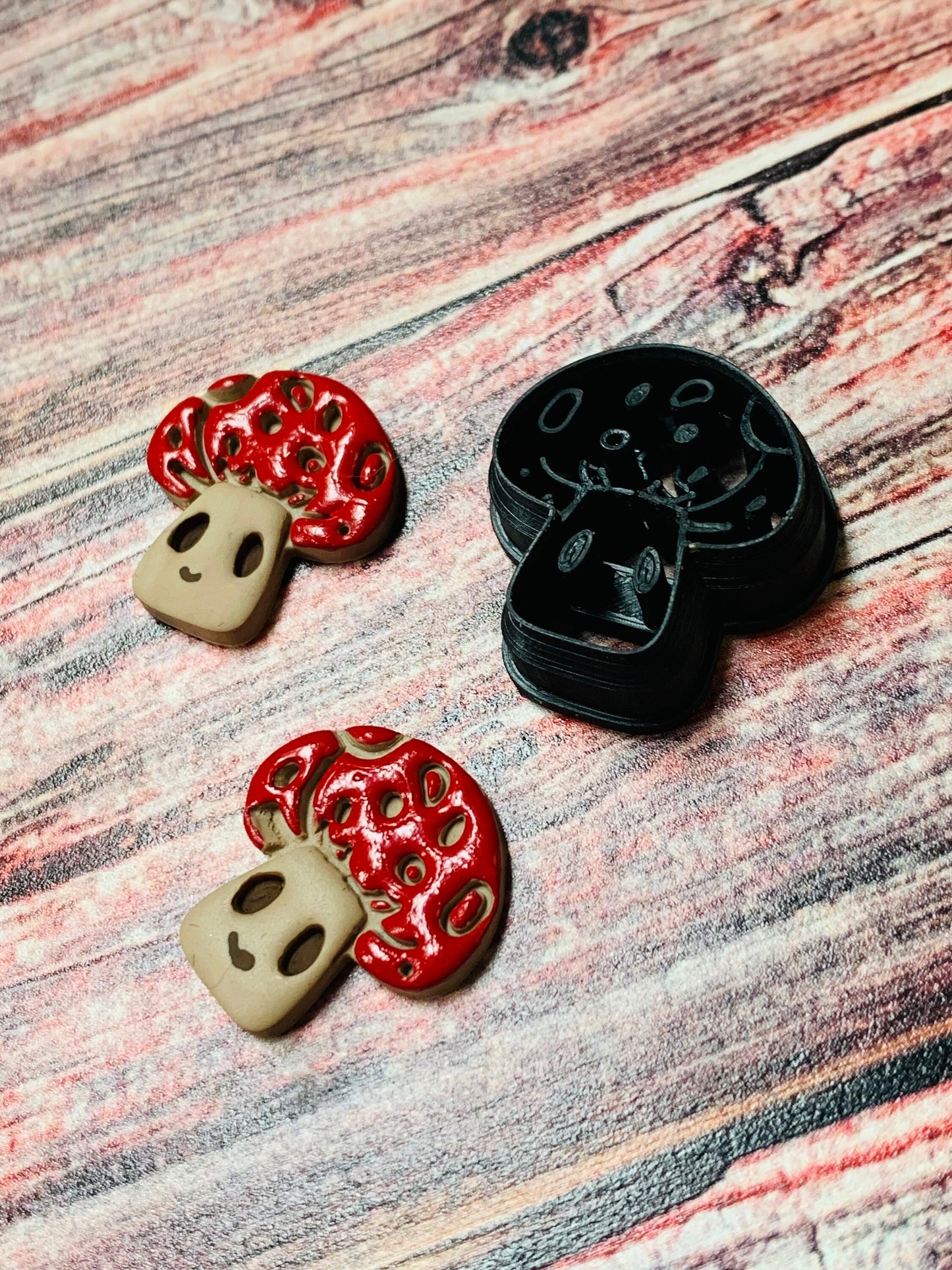 Small Mushroom Toadstool with Chibi Eyes - Embossed Sharp Clay Cutter