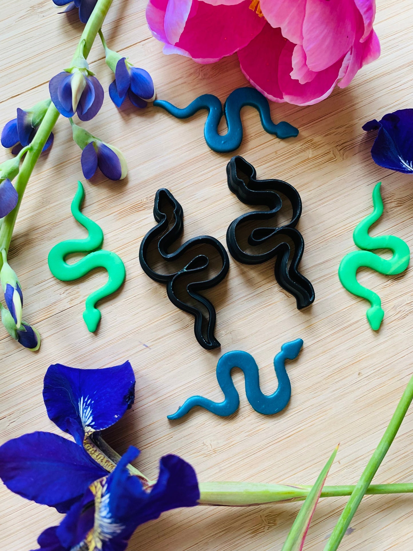 Medium Simple Snake - Embossed Sharp Cutters for Clay