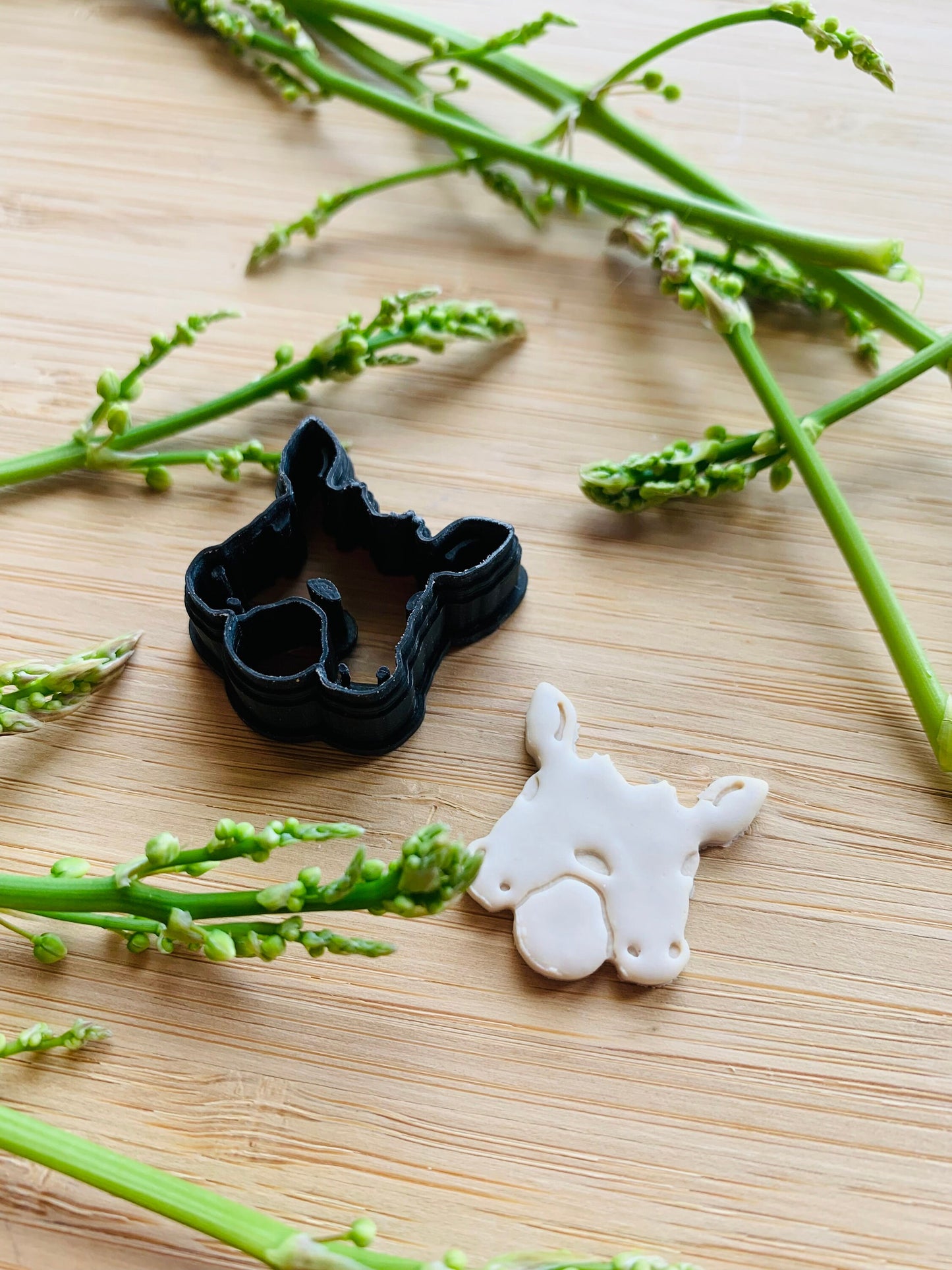 Two Headed Cow Heads - Sharp Embossed Earring Clay Cutter