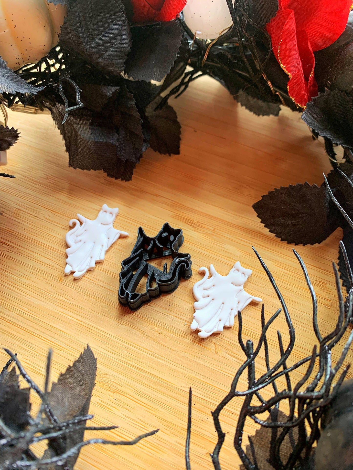 Ghost Cat in a Sheet - Embossed Sharp Clay Cutter