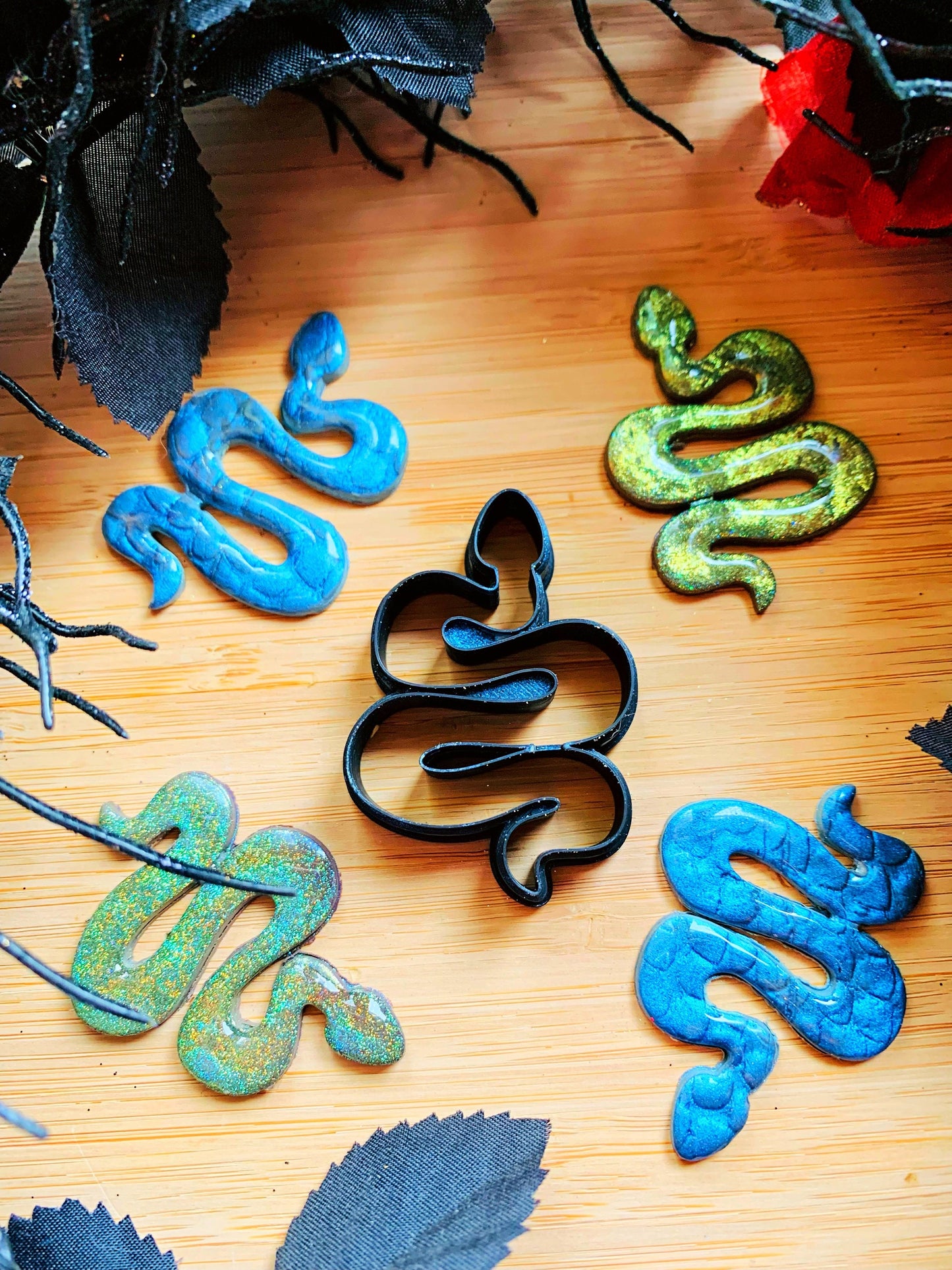 Large Simple Snake Outline - Sharp Embossed Earring Clay Cutter