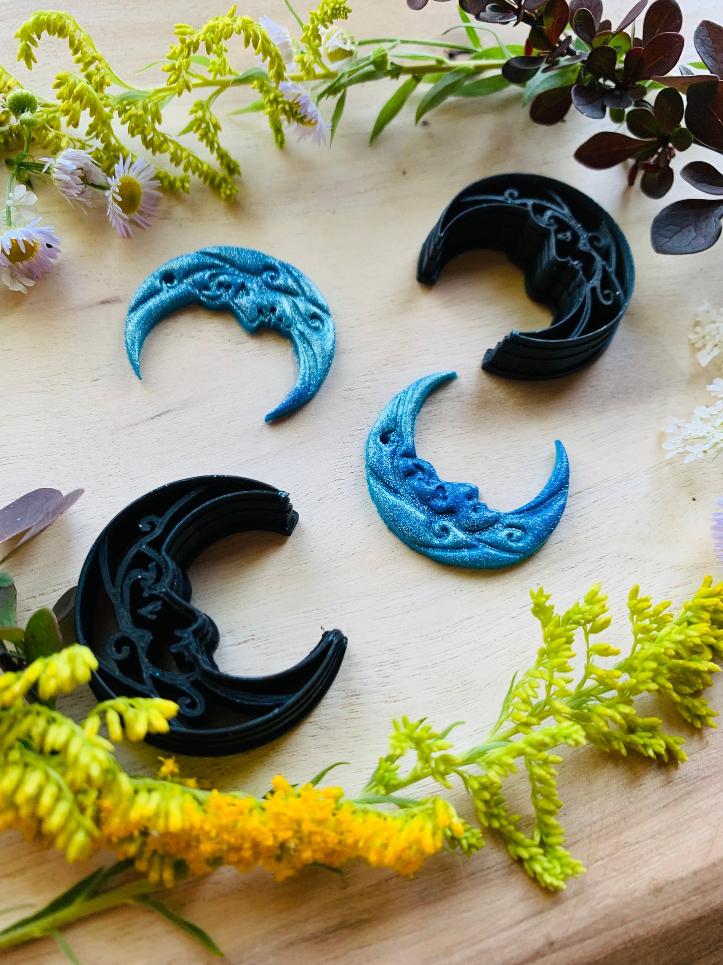 Detailed Scrawl Face on Crescent Moon Sharp Clay Cutter