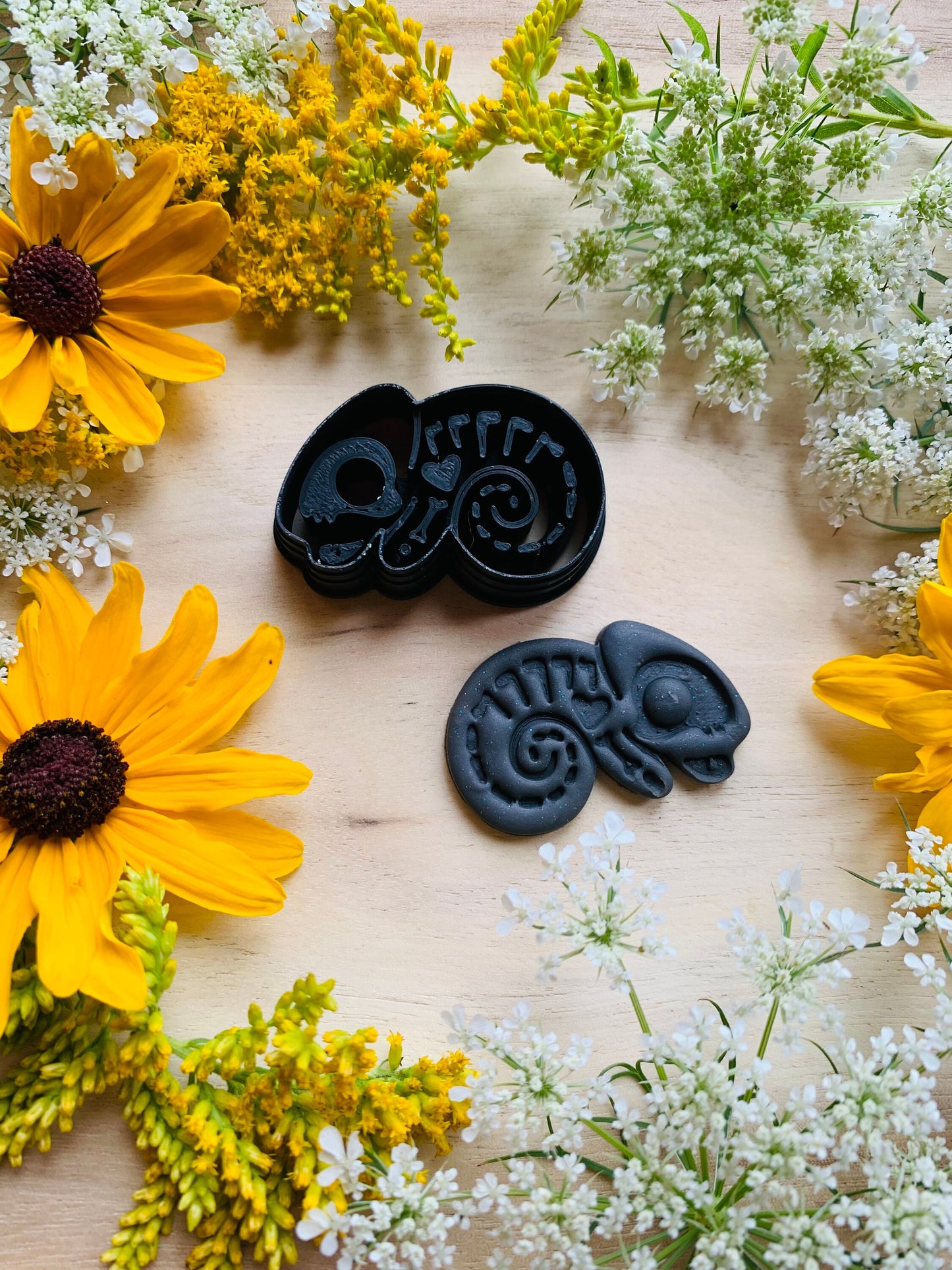 Skeletal Chameleon Lizard - Embossed Sharp Clay Cutter