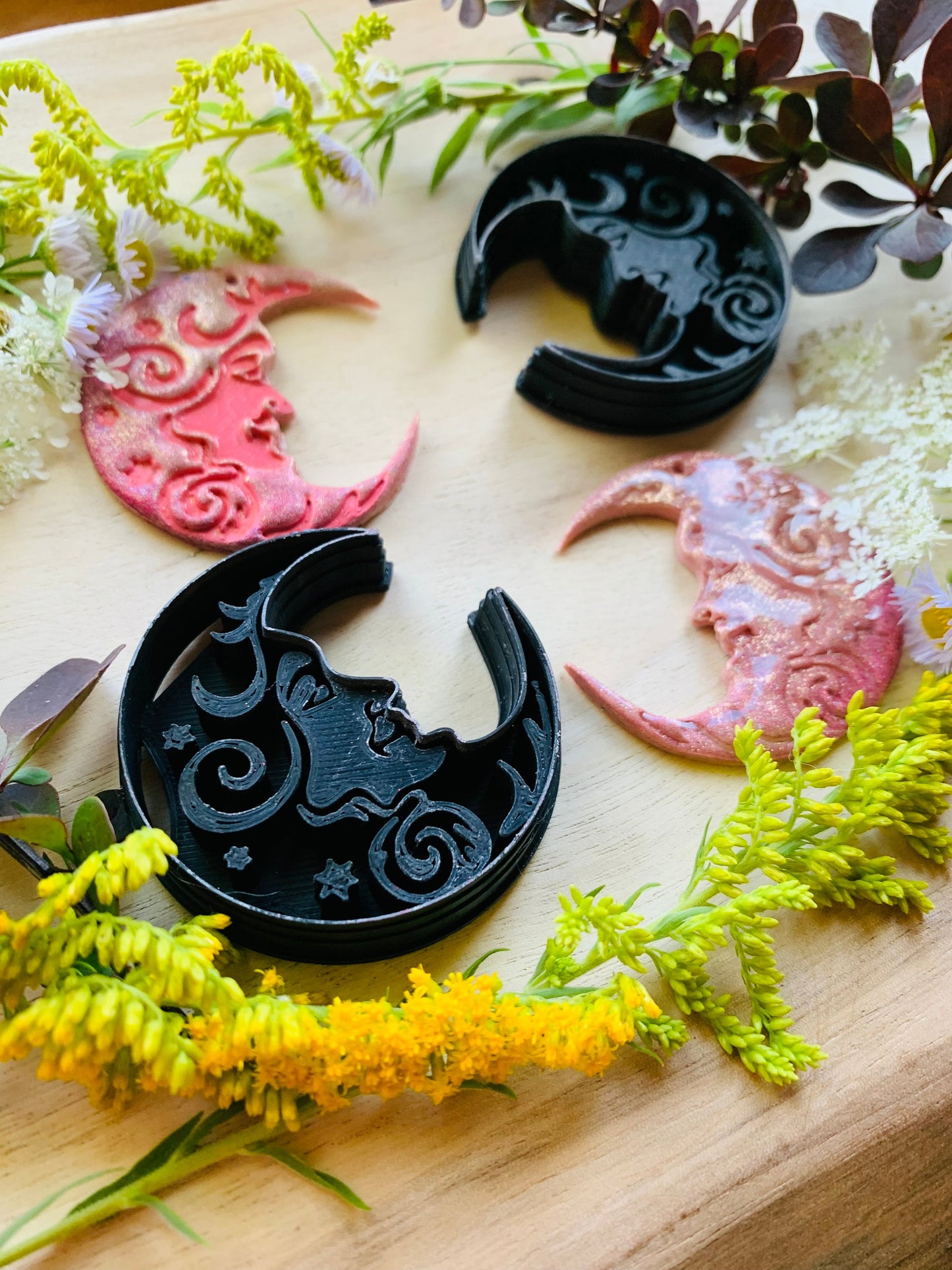 XL Detailed Face on Crescent Moon Sharp Clay Cutter