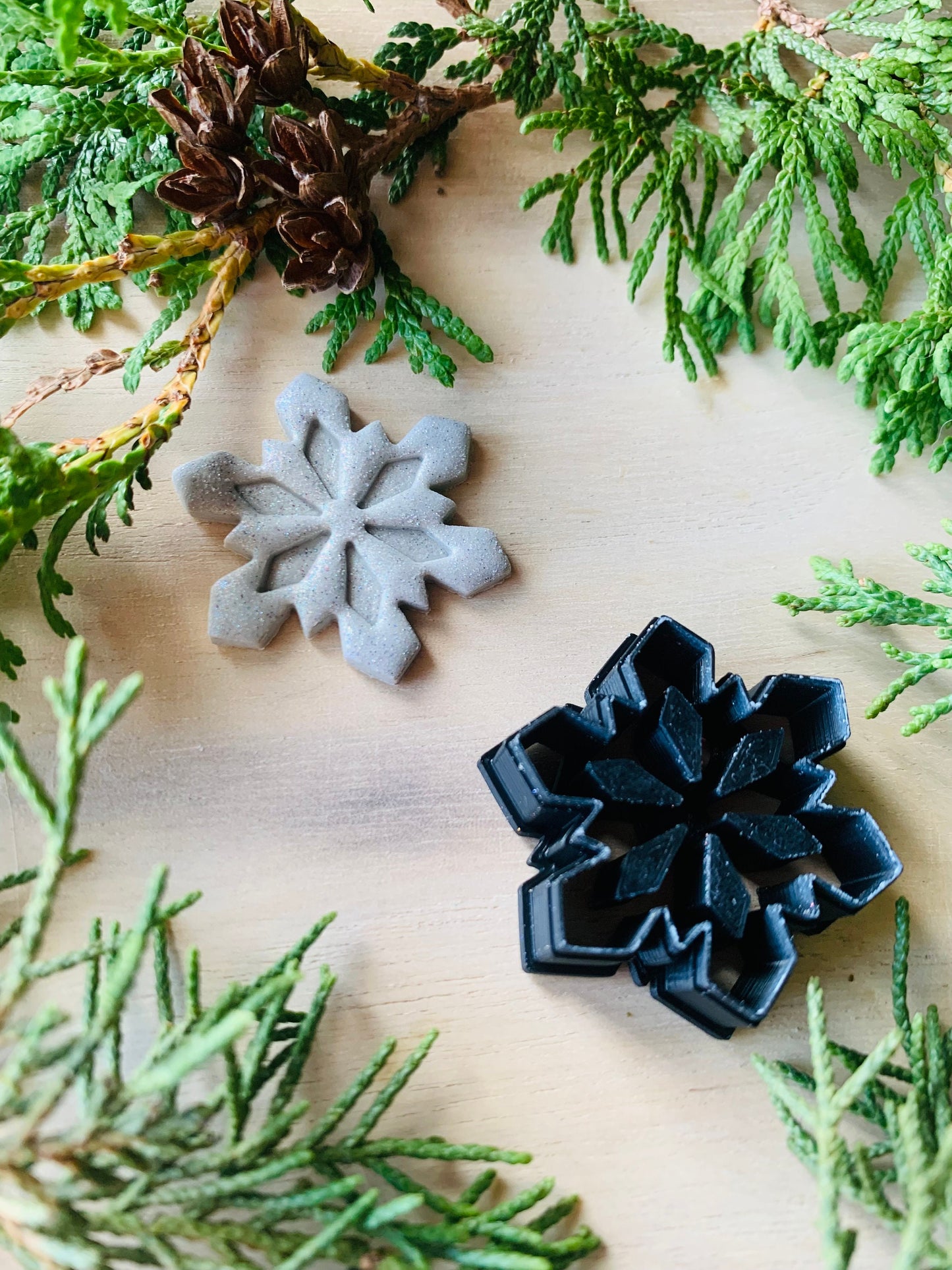 Medium Sharp Geometric Snowflake Embossed Sharp Clay Cutter