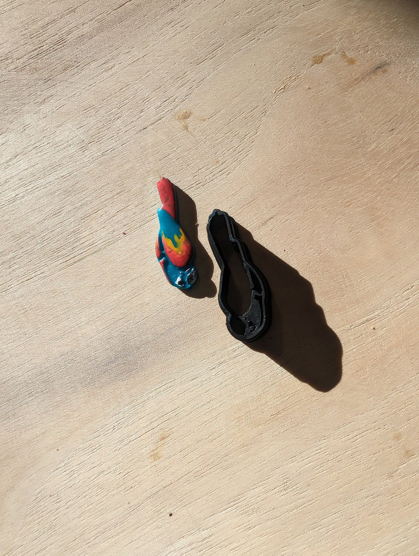 Tiny Parrot Macaw Bird Resting Sharp Clay Cutter