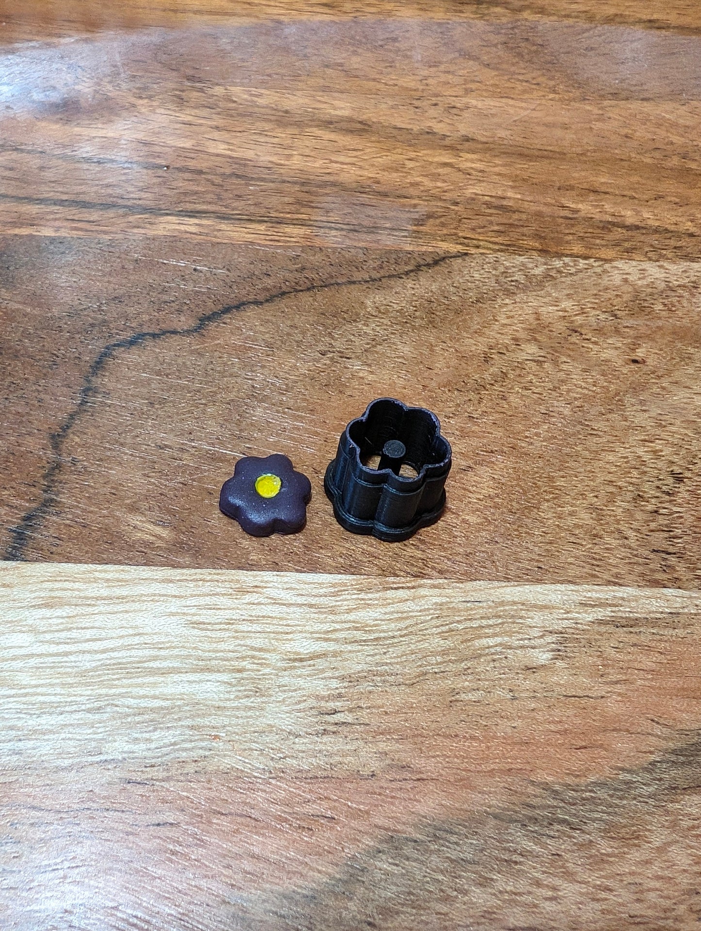 Micro Basic Doodle Flower 6 Petal Sharp Clay Cutter