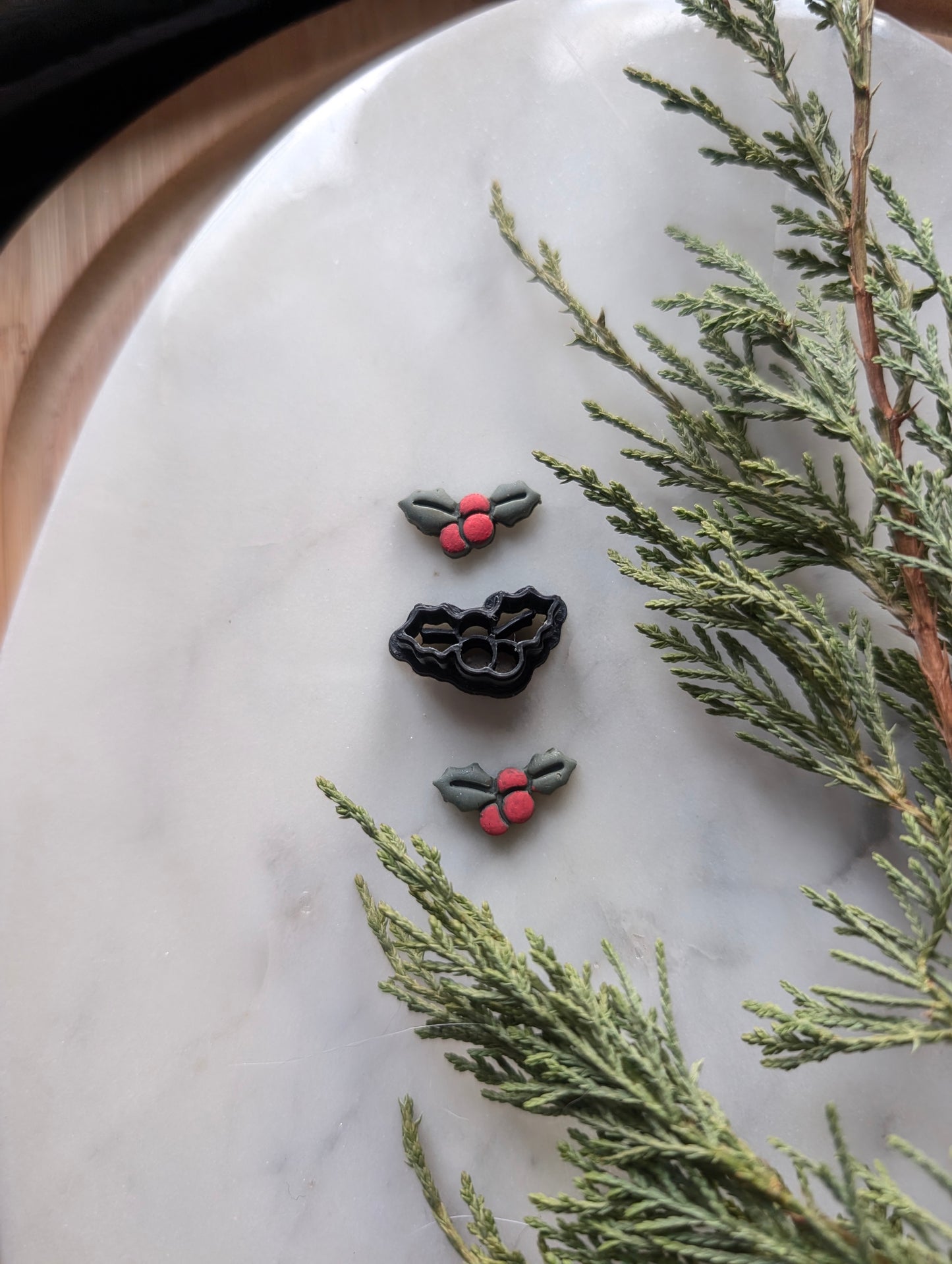 Mistletoe Mini - Embossed Sharp Clay Cutter